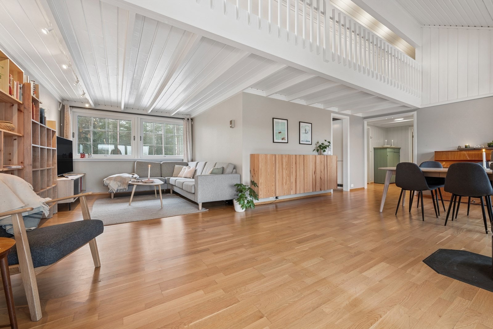 Rommet er malt i behagelige og lyse toner. Galleribilde