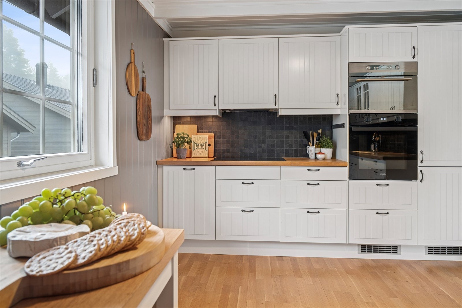 Kjøkkenet har integrerte hvitevarer som kjøleskap, fryser, oppvaskmaskin, platetopp, ovn og kombiovn. Galleribilde