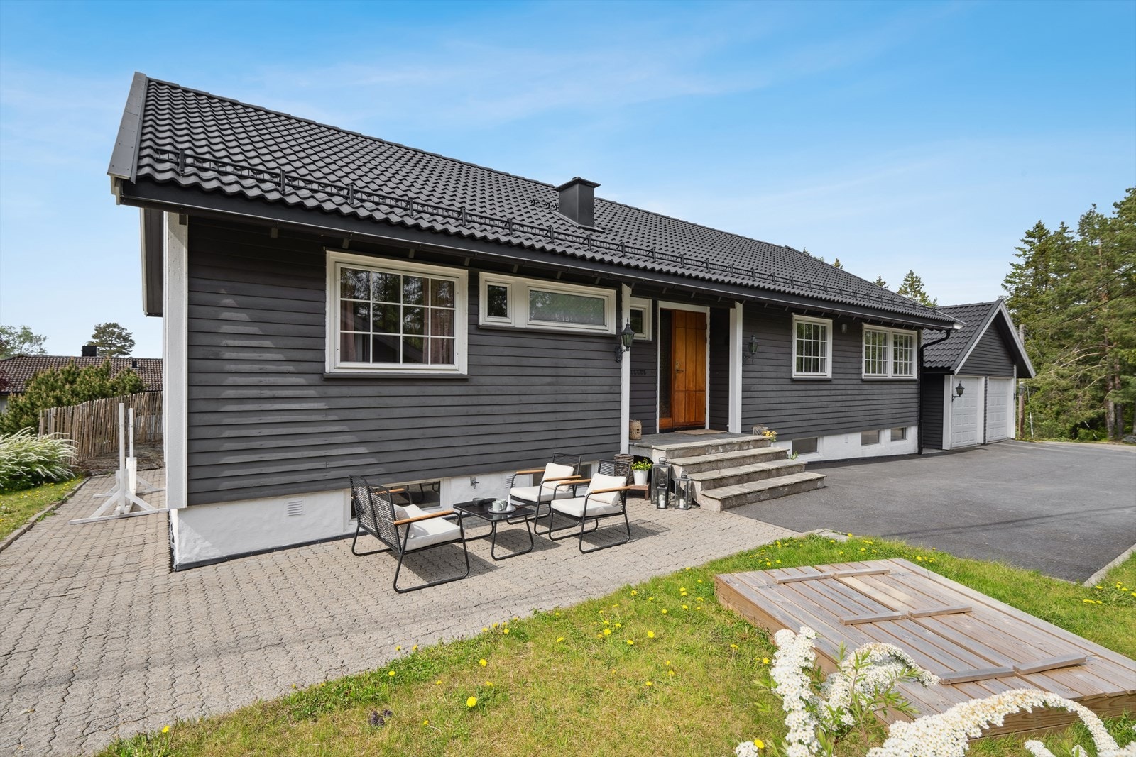 Boligen har gode parkeringsmuligheter i dobbelgarasje og på asfaltert gårdsplass. Galleribilde