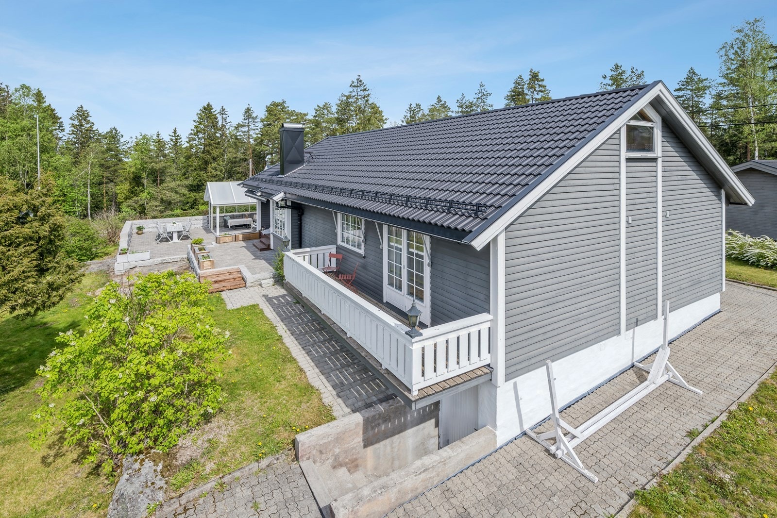 Fra boligen er det gangavstand til barnehage, skole, Coop prix og busstopp. Ønsker man ytterligere servicetilbud er det ca 24 min til Bjørkelangen. Galleribilde