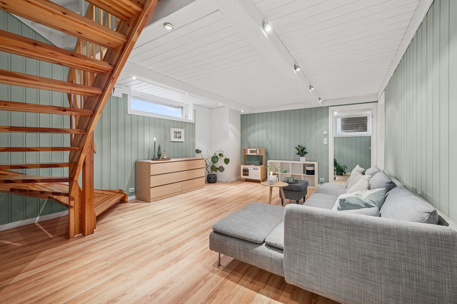 I kjelleren finner man kjellerstue, rom tatt i bruk som soverom, trimrom, vaskerom og boder. Galleribilde