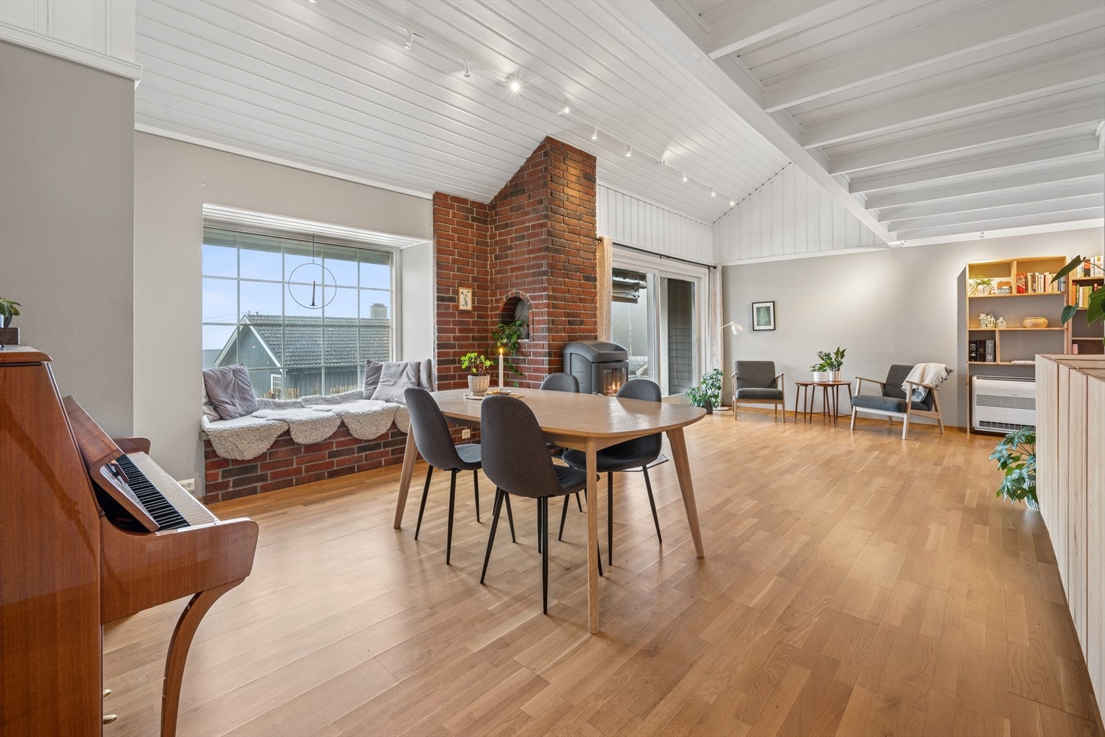 Romslig og innbydende stue med utgang til den flotte uteplassen. Store vindusflater slipper inn rikelig med natulig lys. Galleribilde