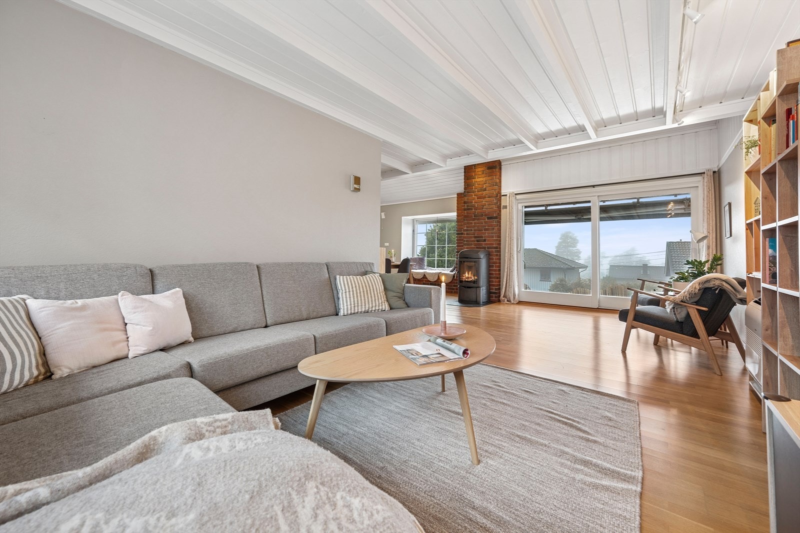 Stuen deles naturlig inn i to soner og det er plass til stor sofa og en hyggelig spiseplass. Galleribilde