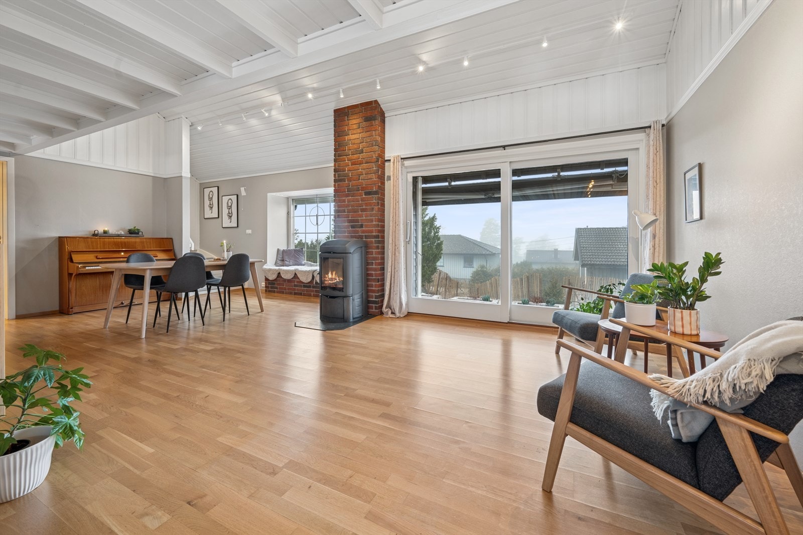 Peisovn gir en trivelig atmosfære på kjølige dager. Her er det også varmepumpe. Galleribilde