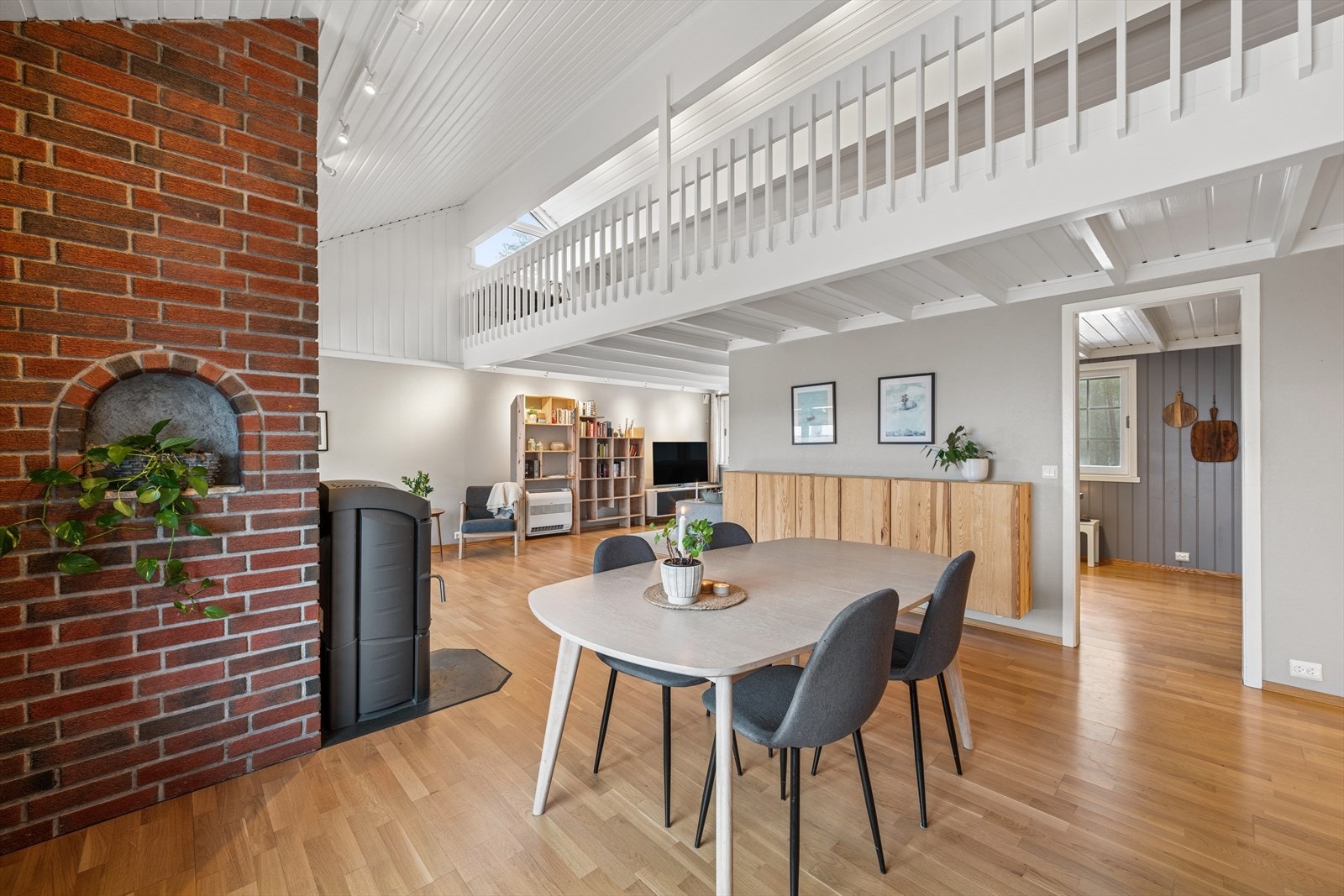 Generøs takhøyde gir en luftig romfølelse. Galleribilde