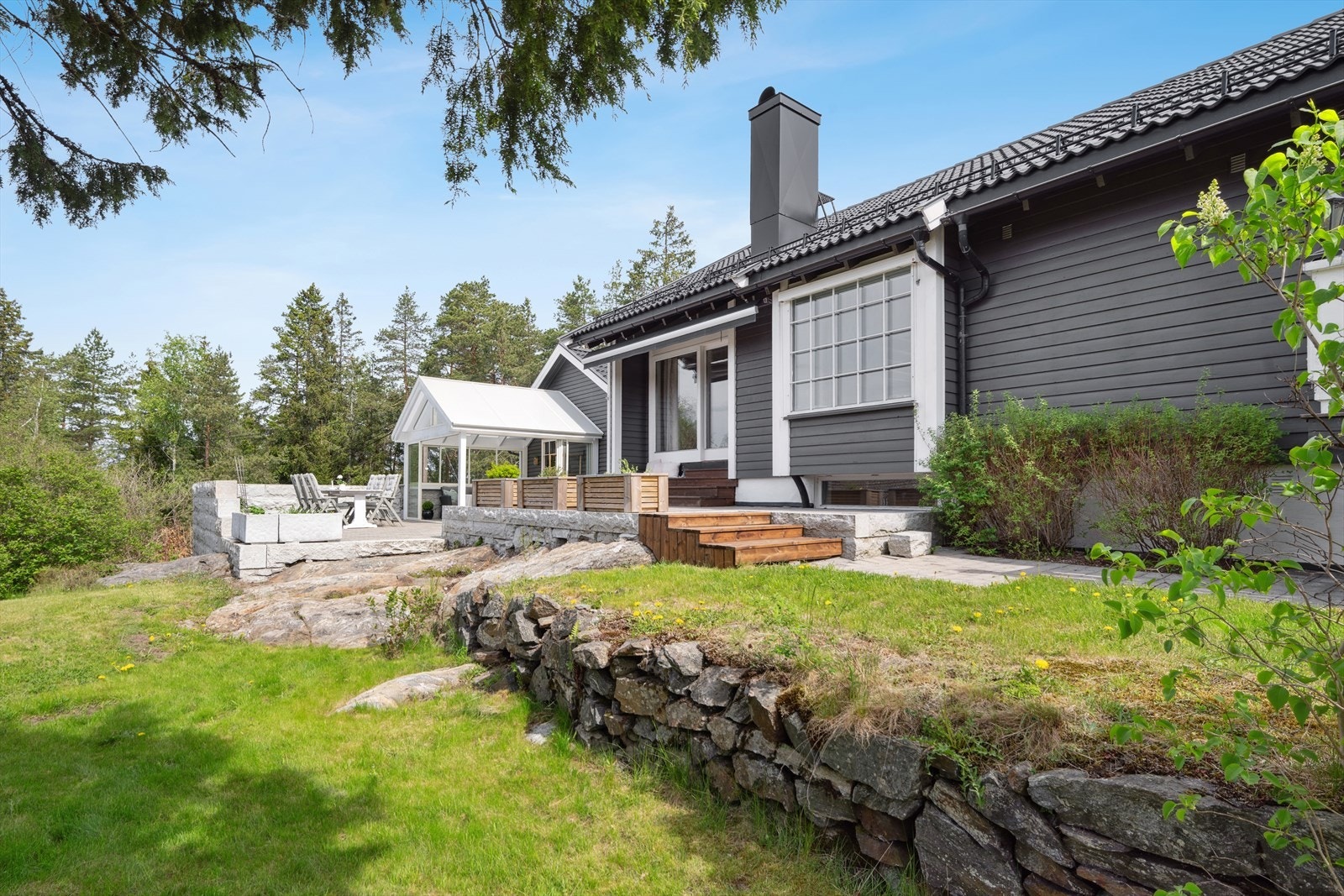 Stor og flott tomt med pent opparbeidet hage. Galleribilde