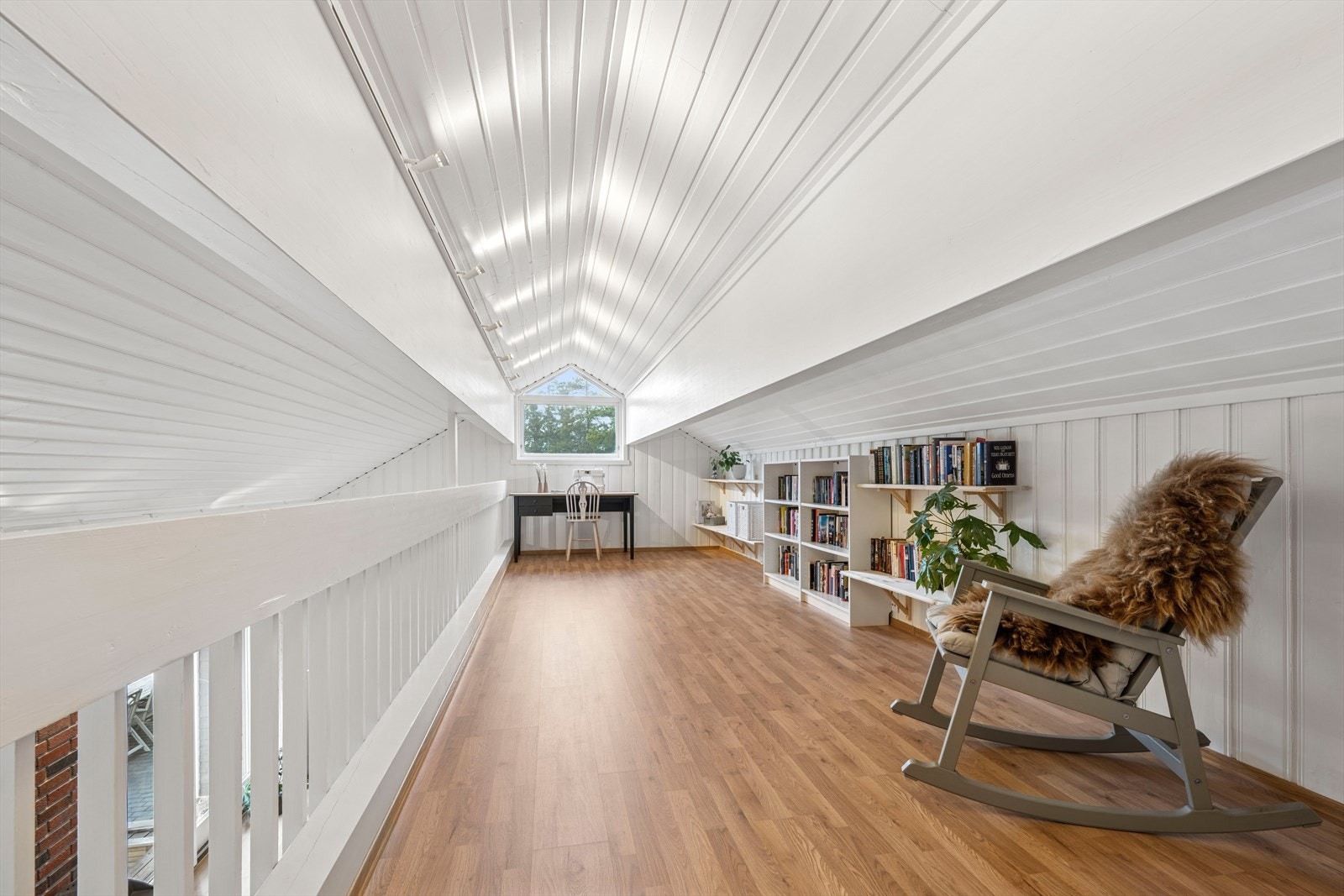 I loftsetasjen er det bygget en hems med åpent utsyn mot stuen. Galleribilde