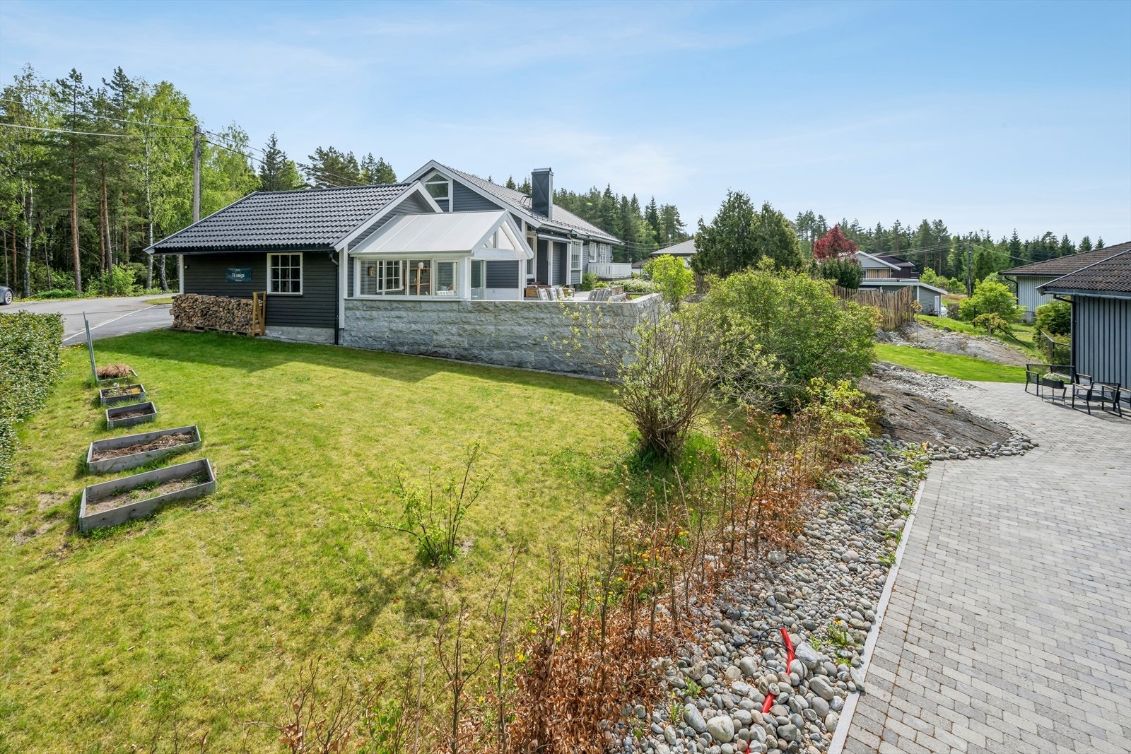 Dette er en trivelig enebolig med barnevennlig beliggenhet på Hemnes i Aurskog Høland kommune. Galleribilde
