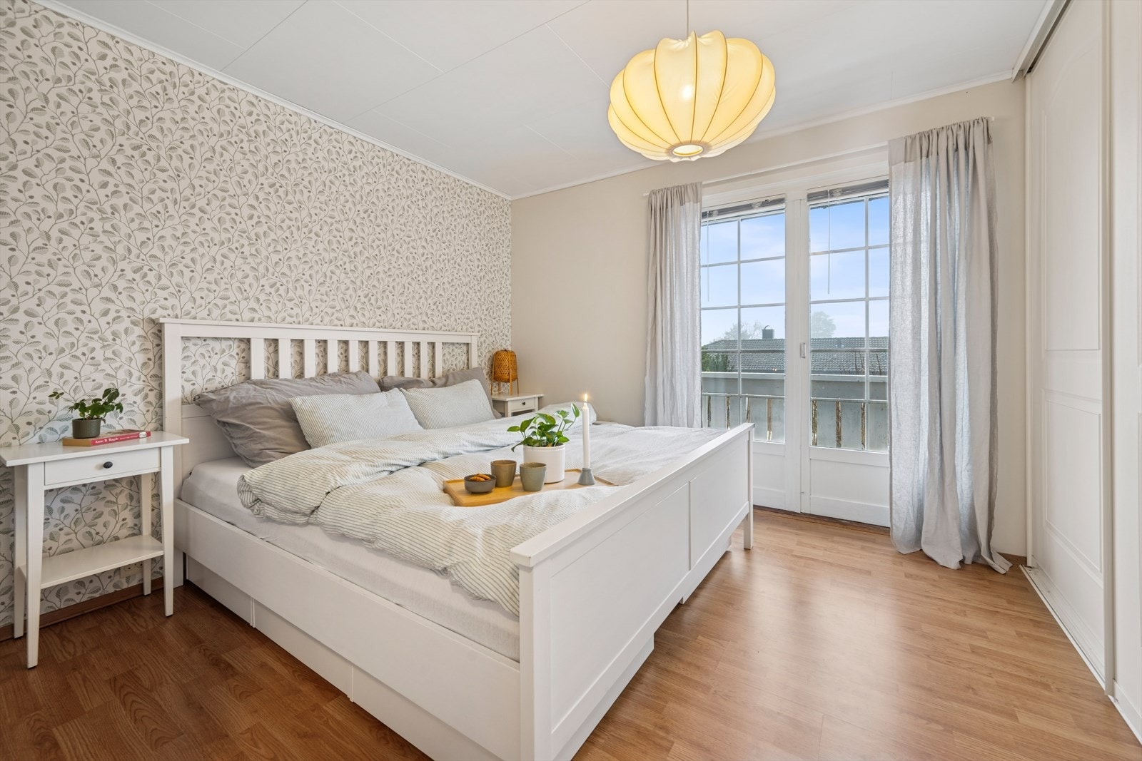 Boligen har totalt 3 soverom. Hovedsoverommet er av god størrelse og har plass til dobbelseng og en praktisk skyvedørsgarderobe. Fra hovedsoverommet er det også utgang til balkong. Galleribilde