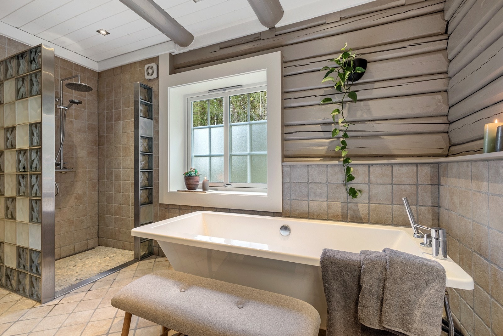 Rommet er innredet med både badekar og dusjnisje Galleribilde