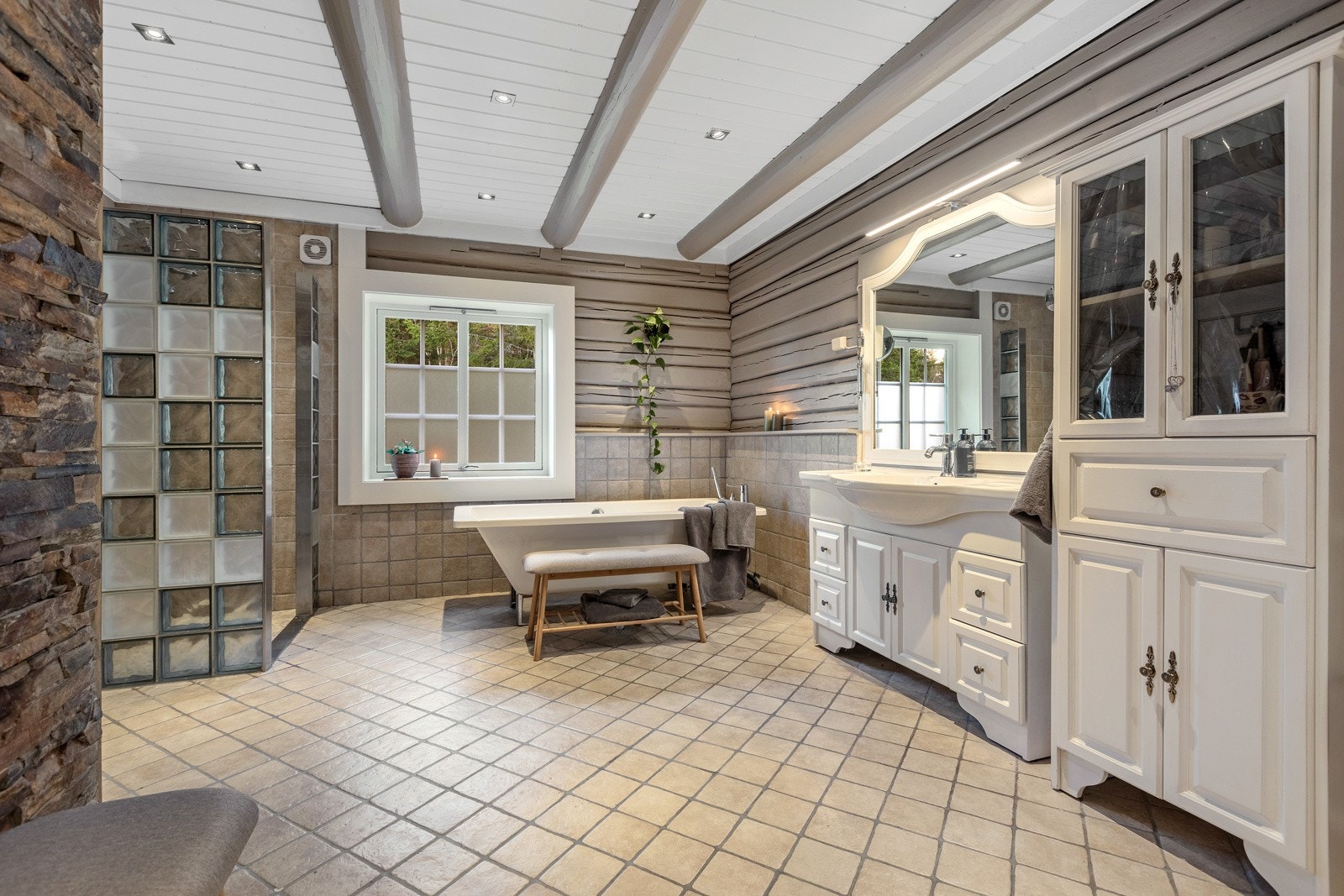 Stort baderom i påbygget fra 2011/12 Galleribilde