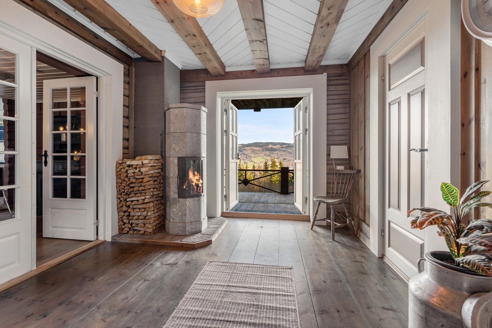 Romslig hall med to-fløyet dør ut til en overbygd terrasse Galleribilde