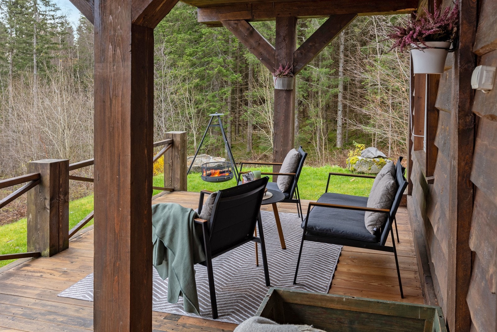 Terrassen har god plass til utemøblement Galleribilde