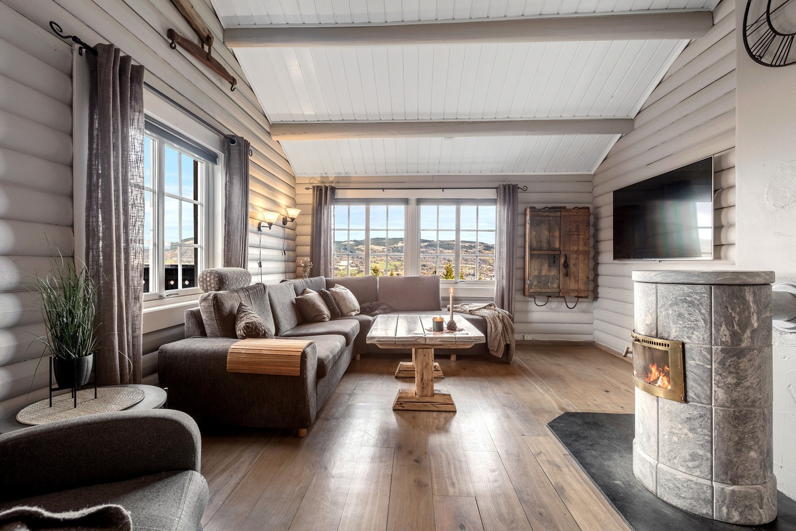 Stuen har godt lysinnslipp og gode møbleringsmuligheter Galleribilde