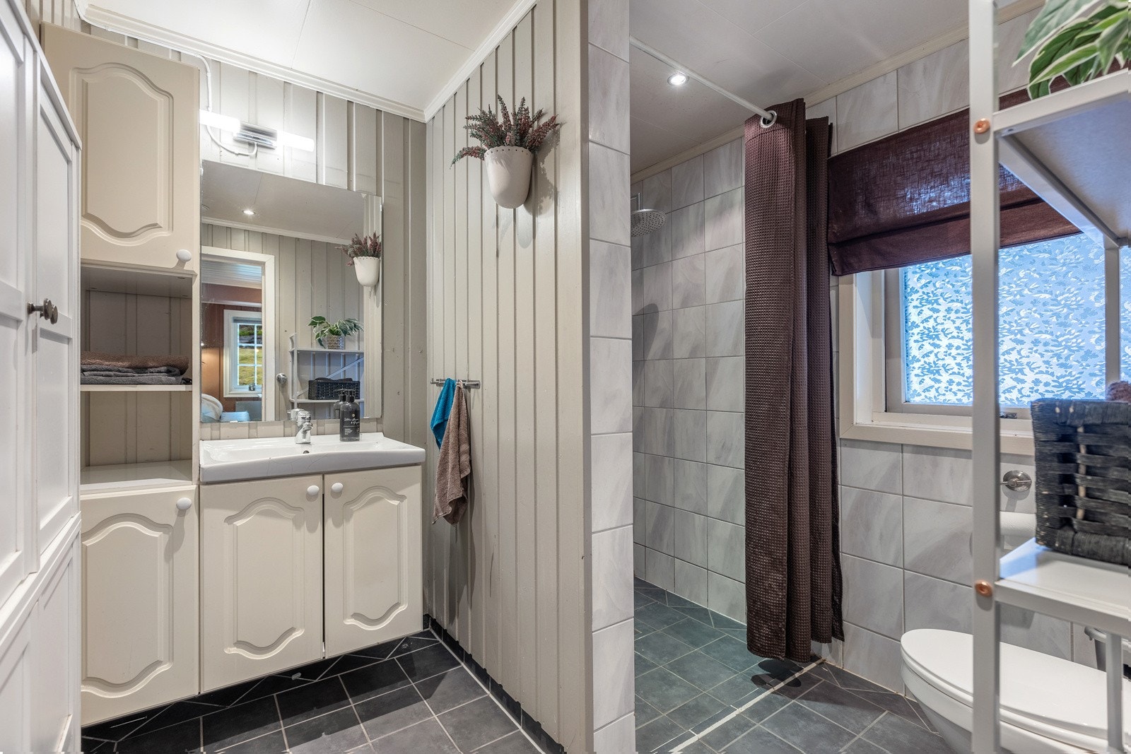 I den opprinnelige delen er det også et baderom Galleribilde