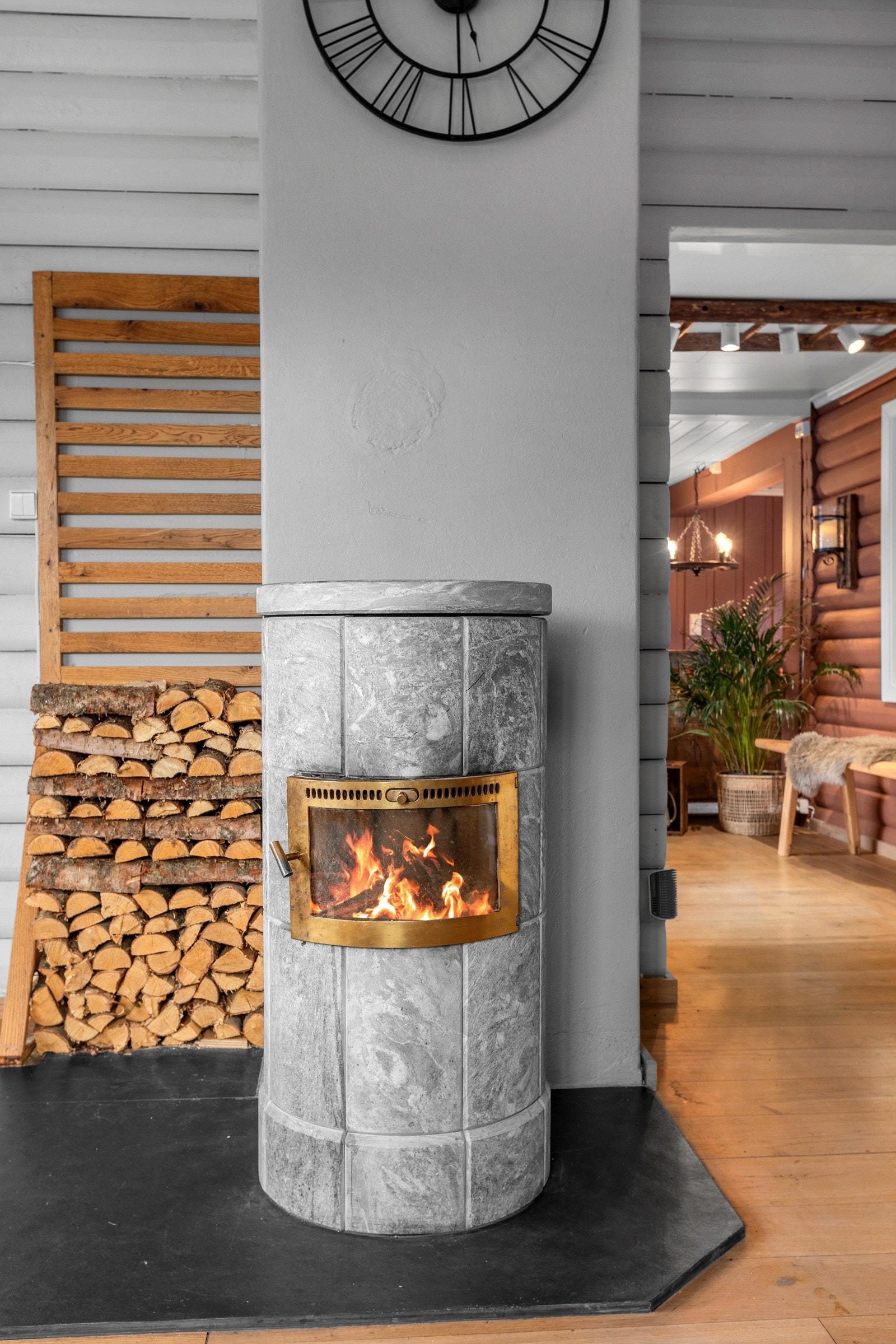 En flott klebersteinsovn i stuen Galleribilde