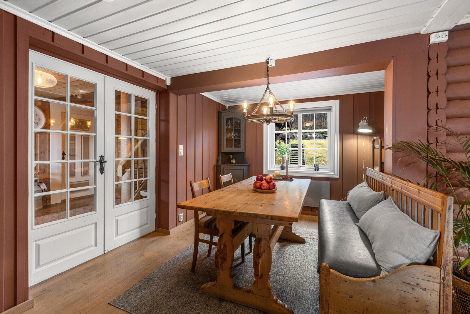 På kjøkkenet er det god plass til spisebord Galleribilde