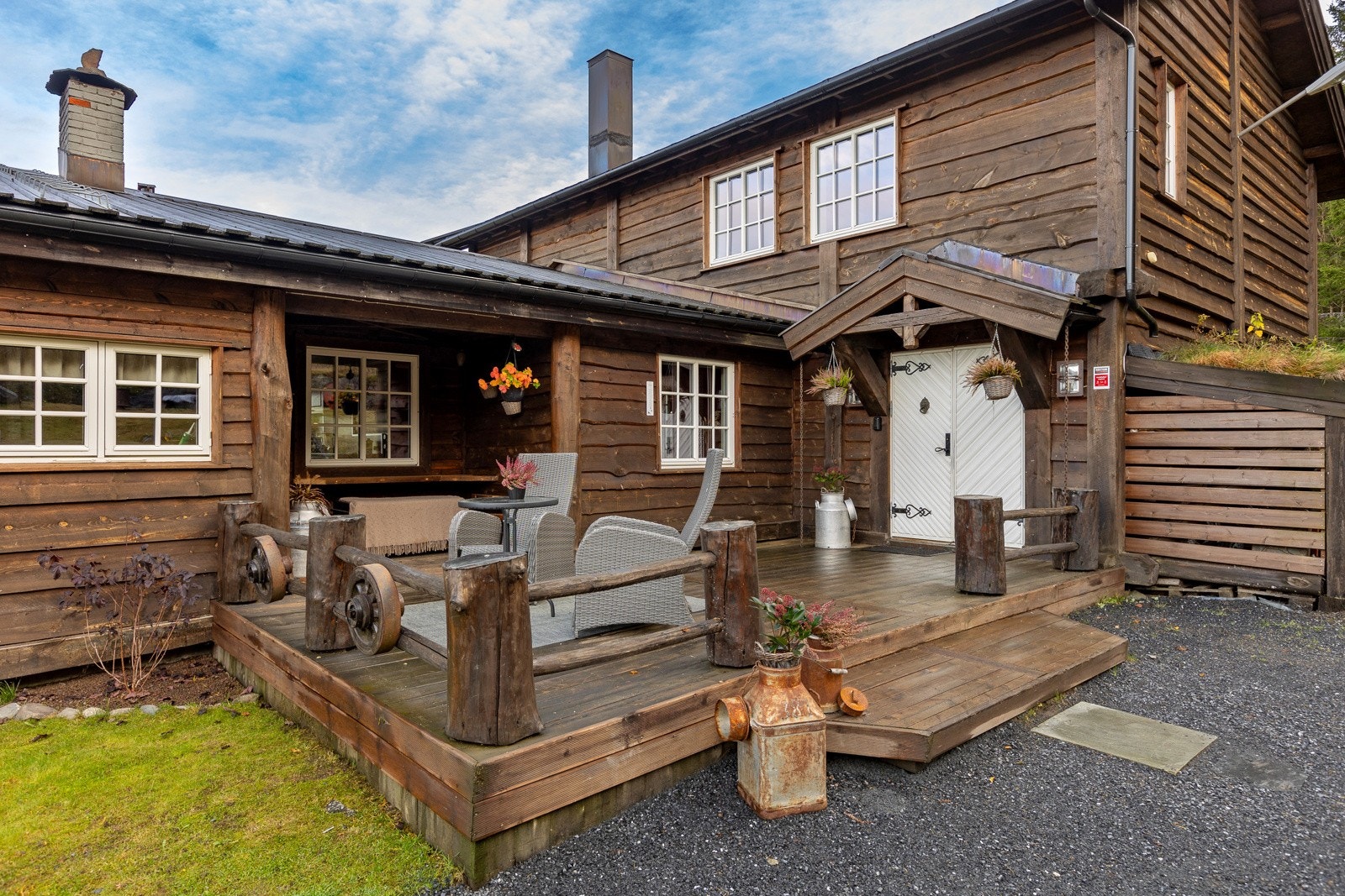 Lun og fin terrasse ved inngangspartiet Galleribilde