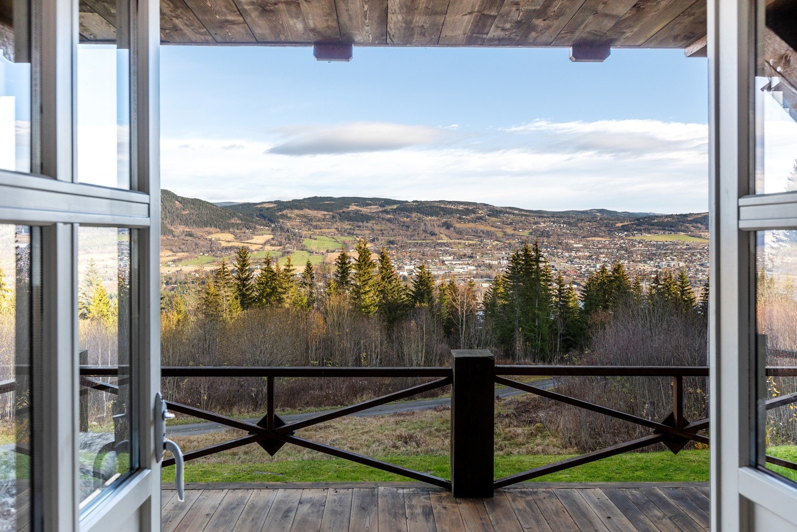 Fra eiendommen er det fantastisk utsikt utover Lillehamemr Galleribilde