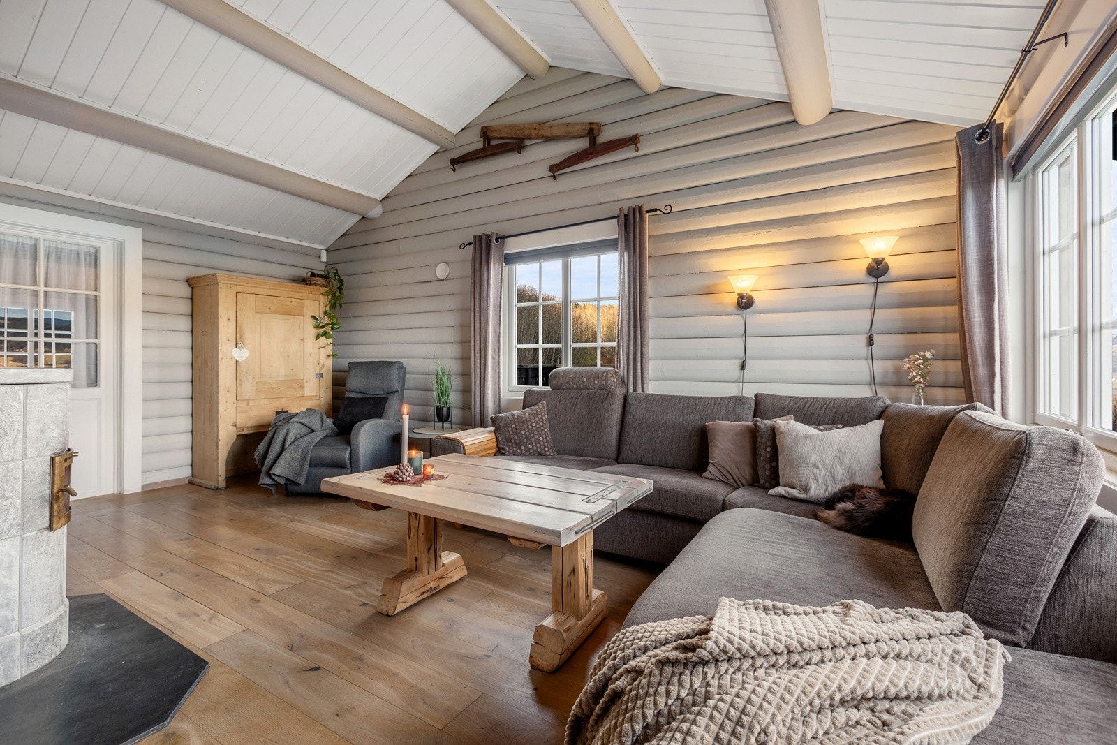 Tiltalende og koselig stue med god takhøyde Galleribilde