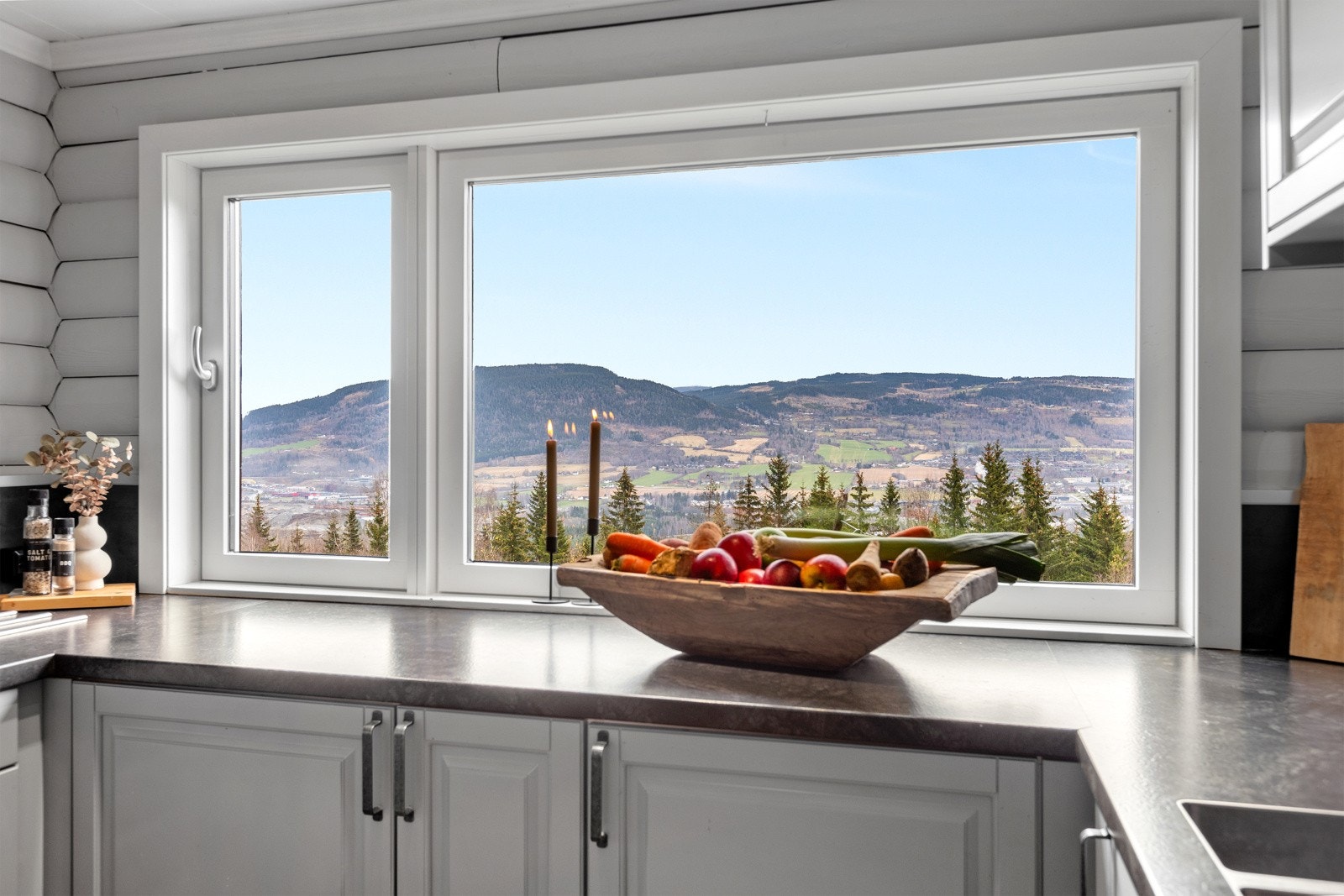 Fra kjøkkenet er det flott utsikt Galleribilde