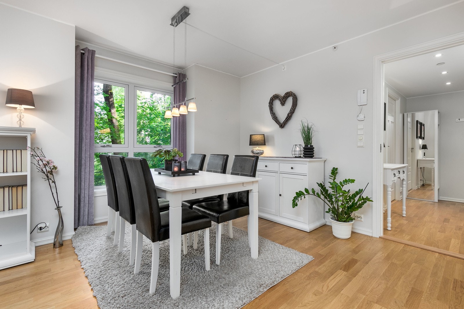 Fin avsatt plass til et større spisebord i andre delen av stuen. Her kan mange hyggelige middager tilbringes med venner og familie Galleribilde