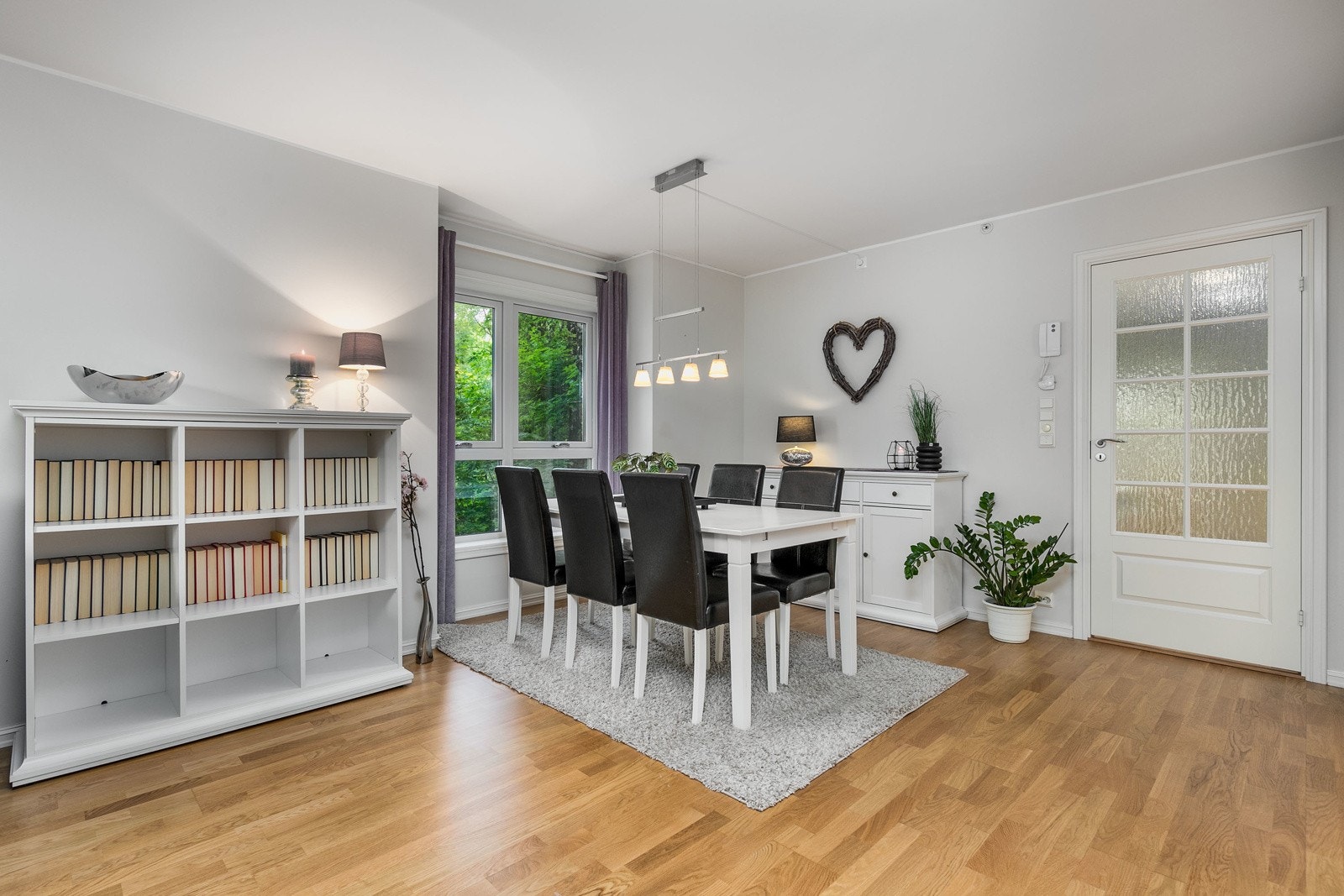 Leiligheten har vannbåren varme i gulv via fjernvarme, trelags vinduer som isolerer godt samt balansert ventilasjon - en meget energieffektiv bolig! Galleribilde