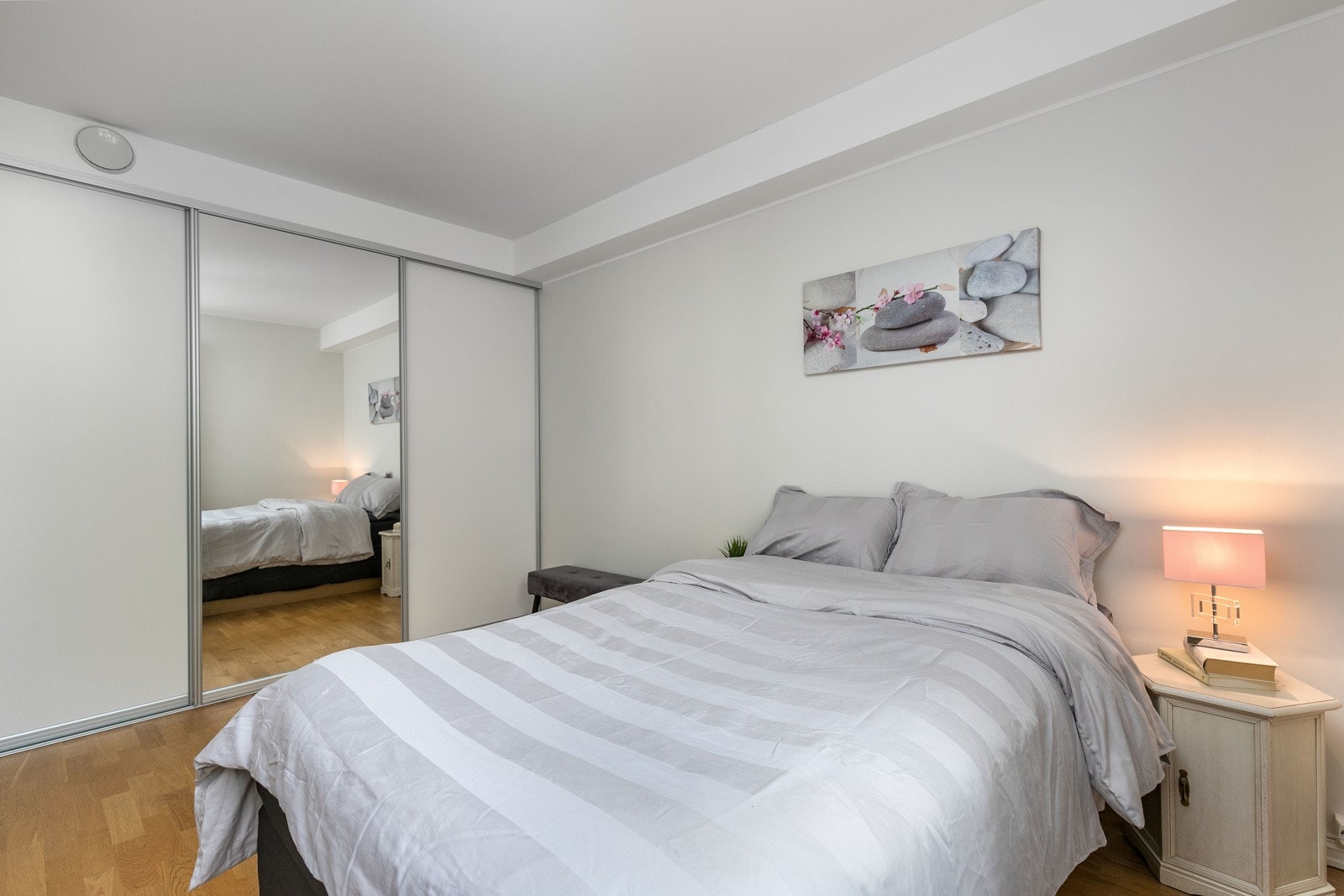 Gulvet er belagt med flott eikeparkett, som er gjennomgående for øvrige oppholdsrom. Praktisk skyvedørdsgarderobe på soverom. Galleribilde