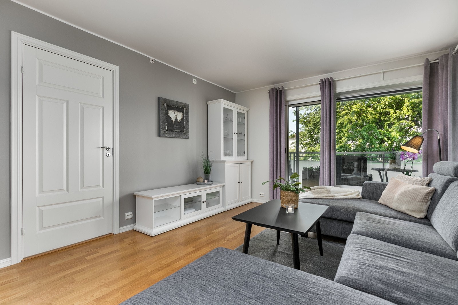 Store vindusflater og takhøyde på 2,46 m sørger for rikelig med lys og gir en luftig romfølelse. Galleribilde