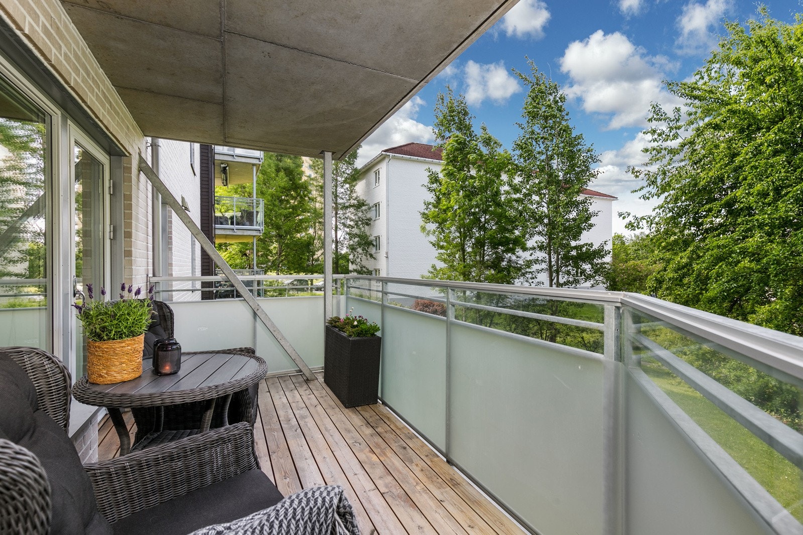 Her kan man tilbringe langer dager utendørs i fine omgivelser. God avsatt plass til utemøbler etter ønske. Galleribilde