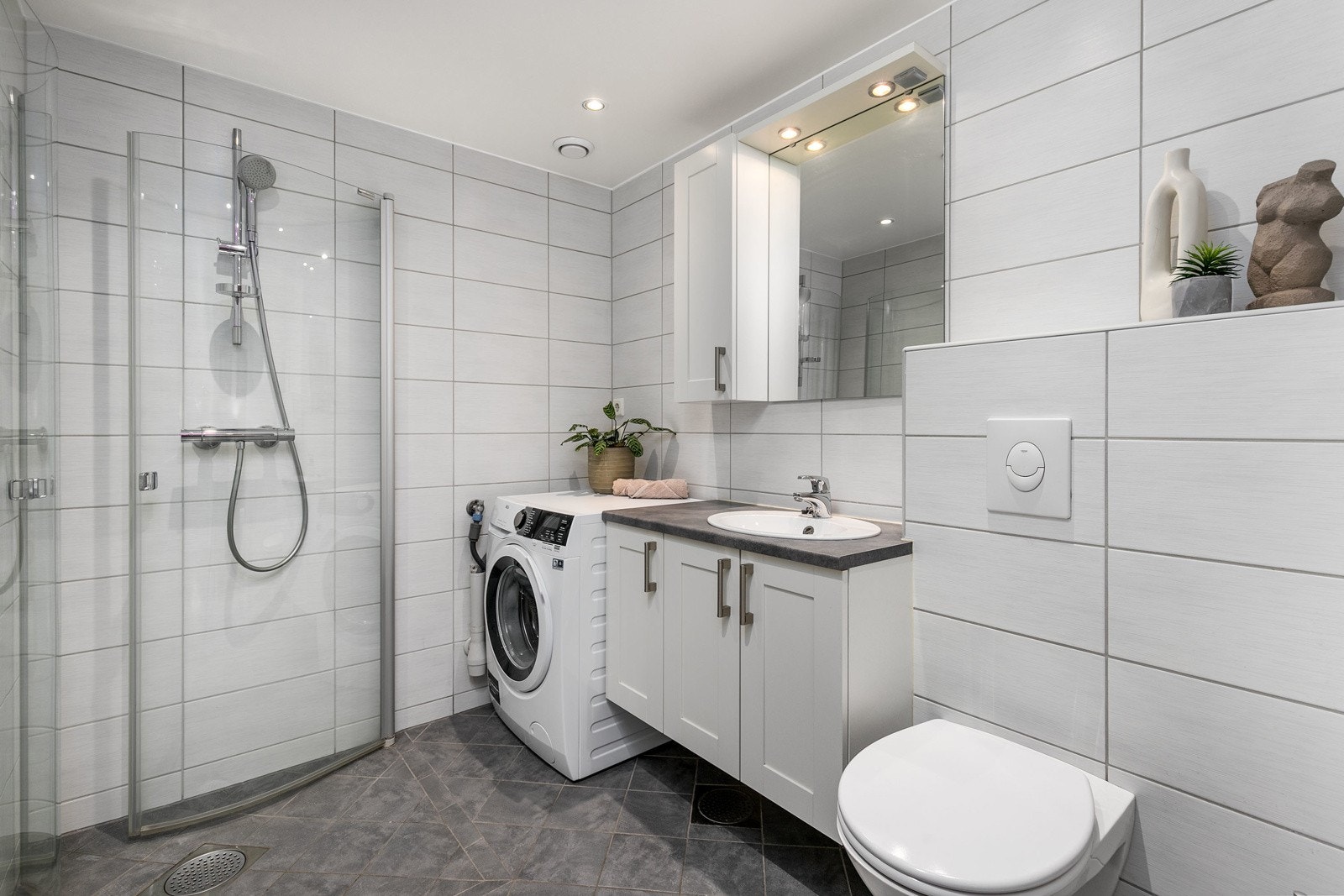 Pent bad fra 2012, med flislagte overflater og varmekabler i gulv. Galleribilde