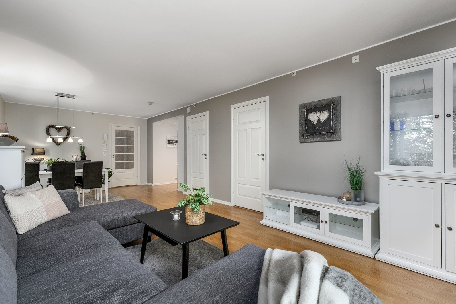 Kontrastvegg skaper et pent skille i stuen. Galleribilde