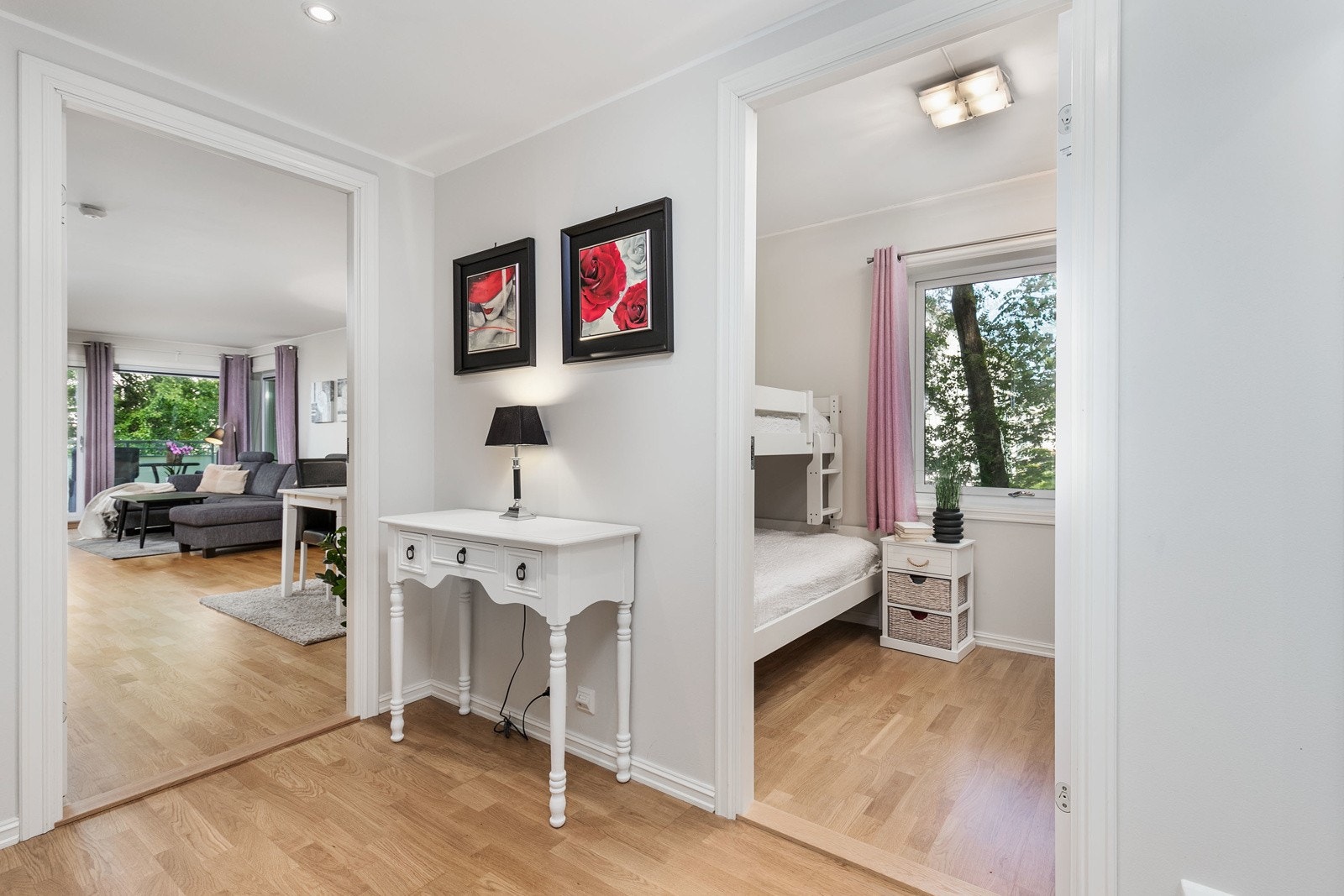 Entré med fin avsatt plass til garderobeinnredning Galleribilde