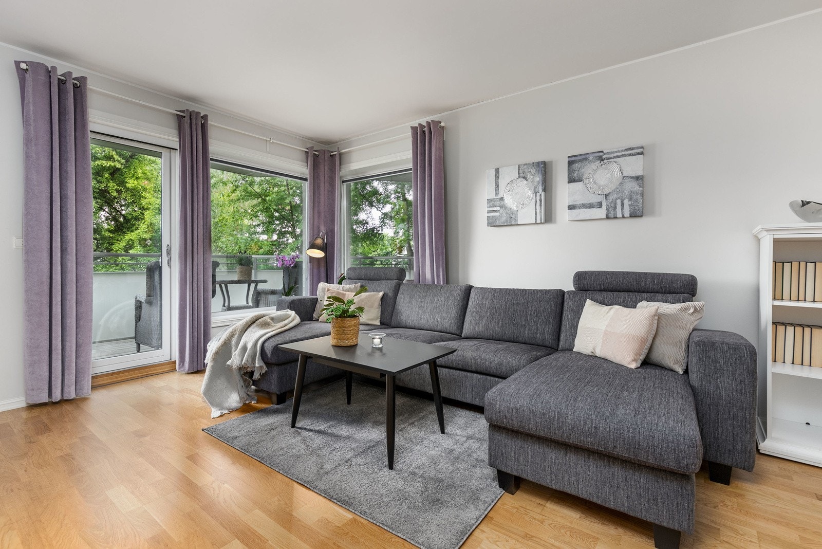 Den åpne stuen er innbydende med sin romslige hjørneplanløsning Galleribilde