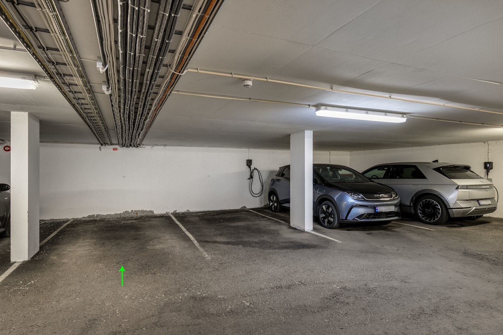 Det medfølger 1 garasjeplass i lukket og oppvarmet anlegg, med mulighet for El-bil lader. Galleribilde