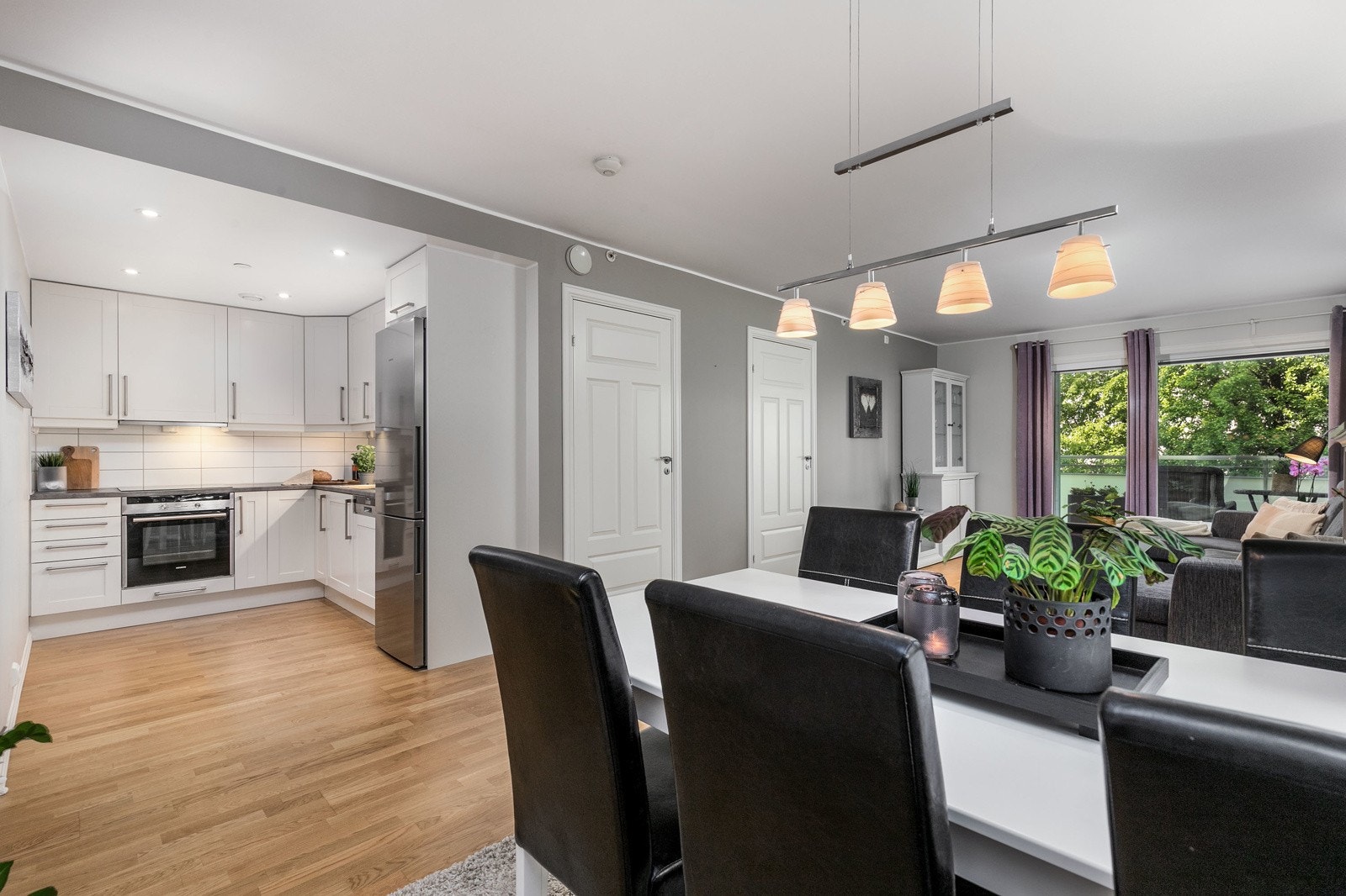 Fin avsatt plass til et større spisebord i andre delen av stuen. Her kan mange hyggelige middager tilbringes med venner og familie Galleribilde