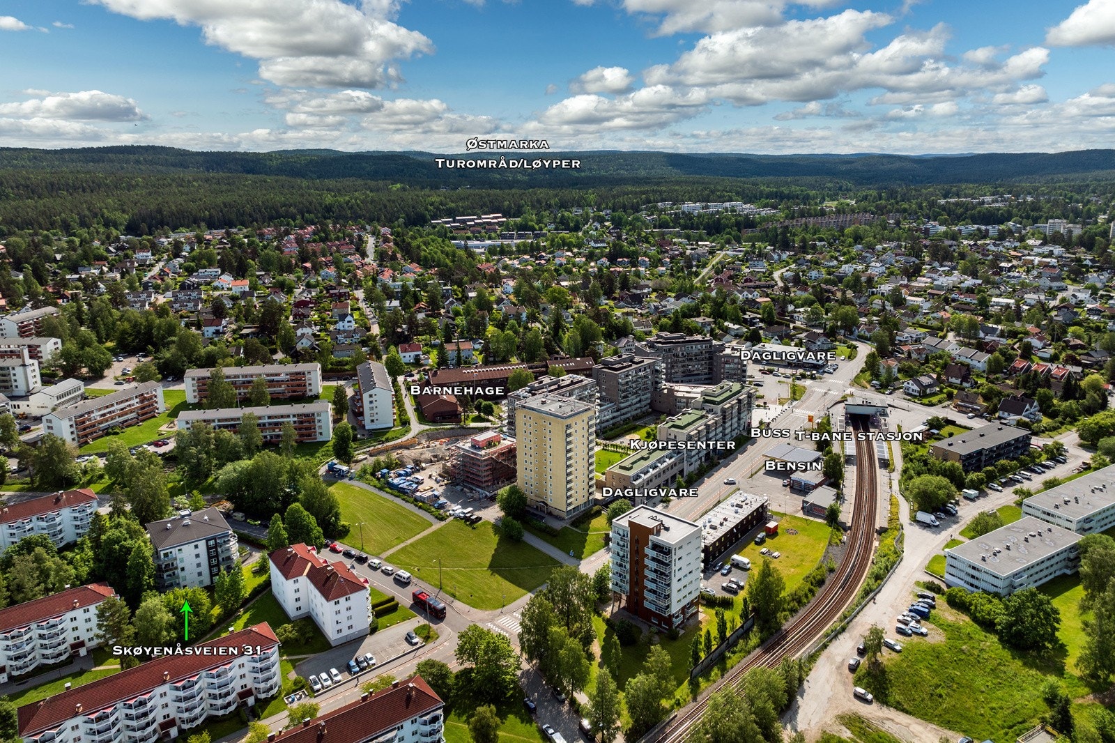 Her bor du i grønne og barnevennlige omgivelser med kort vei til både byens fasiliteter og naturskjønne turområder. Leiligheten ligger tilbaketrukket, men samtidig med alt du trenger i hverdagen rett i nærheten. Galleribilde