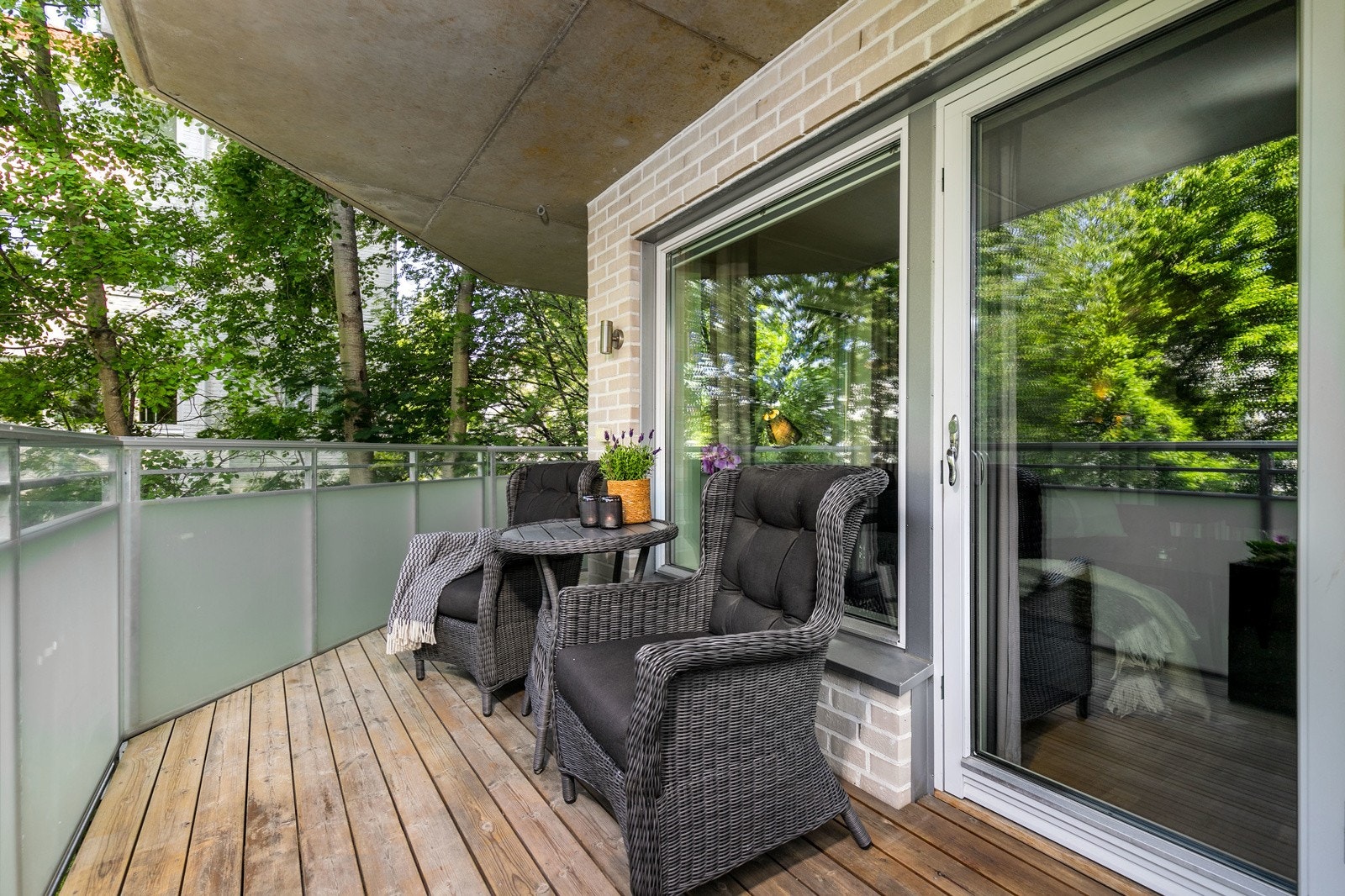 Det er utgang fra stuen til en flott balkong på hele 13 kvm, med utsikt mot fine grømtområder. Galleribilde