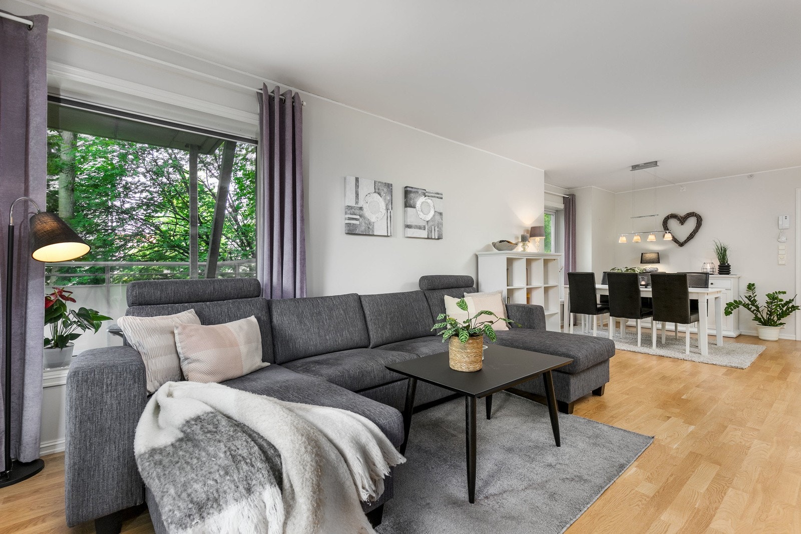 God avsatt plass til større sofa og TV-skjenk. Grunnpakke for kabel-TV og internett leveres av Telenor og er inkludert i felleskostnadene. Galleribilde