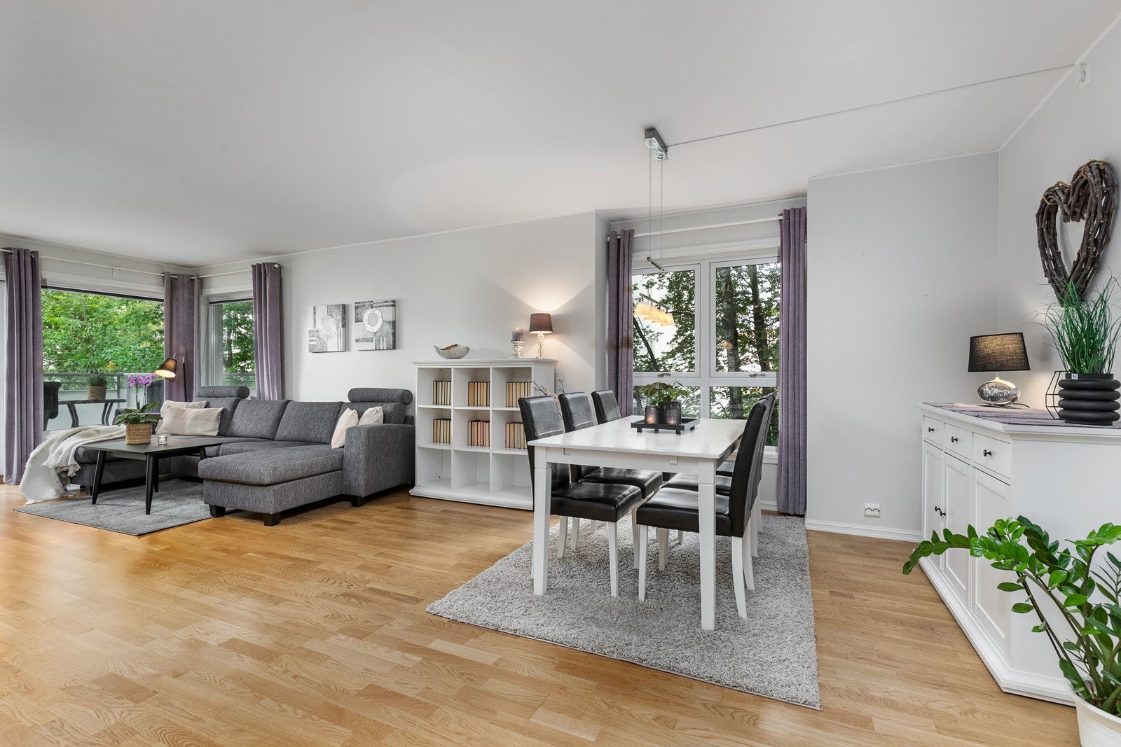 Velkommen til Skøyenåsveien 31! Moderne og innbydende 3-roms selveier hjørneleilighet fra 2012, med en meget attraktiv og sentral beliggenhet på barnevennlige Oppsal! Galleribilde