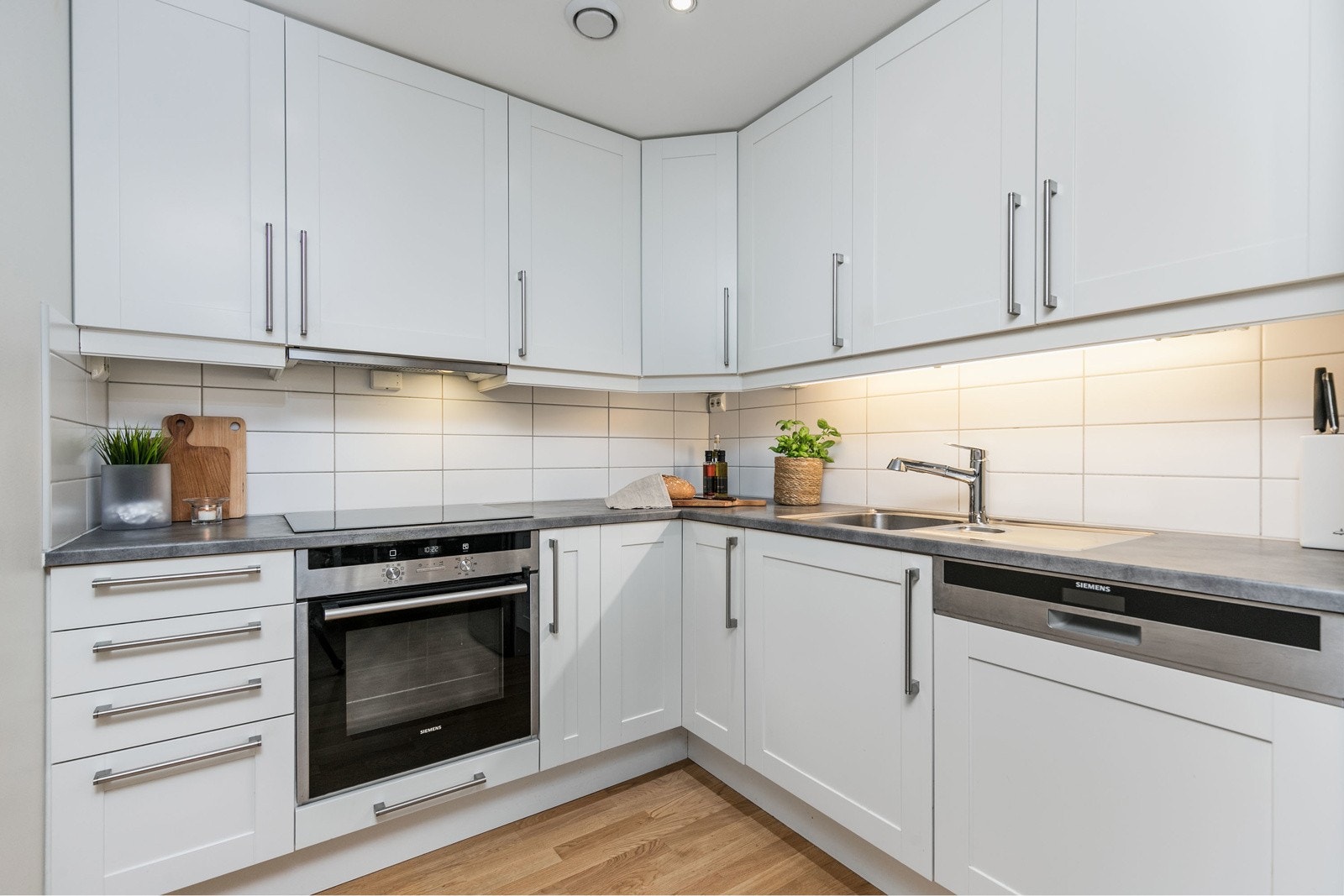 Moderne Sigdal kjøkken fra 2012, i delvis i åpen løsning mot stuen. Kjøkkenet har rikelig med skap og benkeplass. Kjøkkenet har flotte integrerte hvitevarer som oppvaskmaskin, platetopp og stekeovn ? avsatt plass til frittstående kjøl/frys. Galleribilde