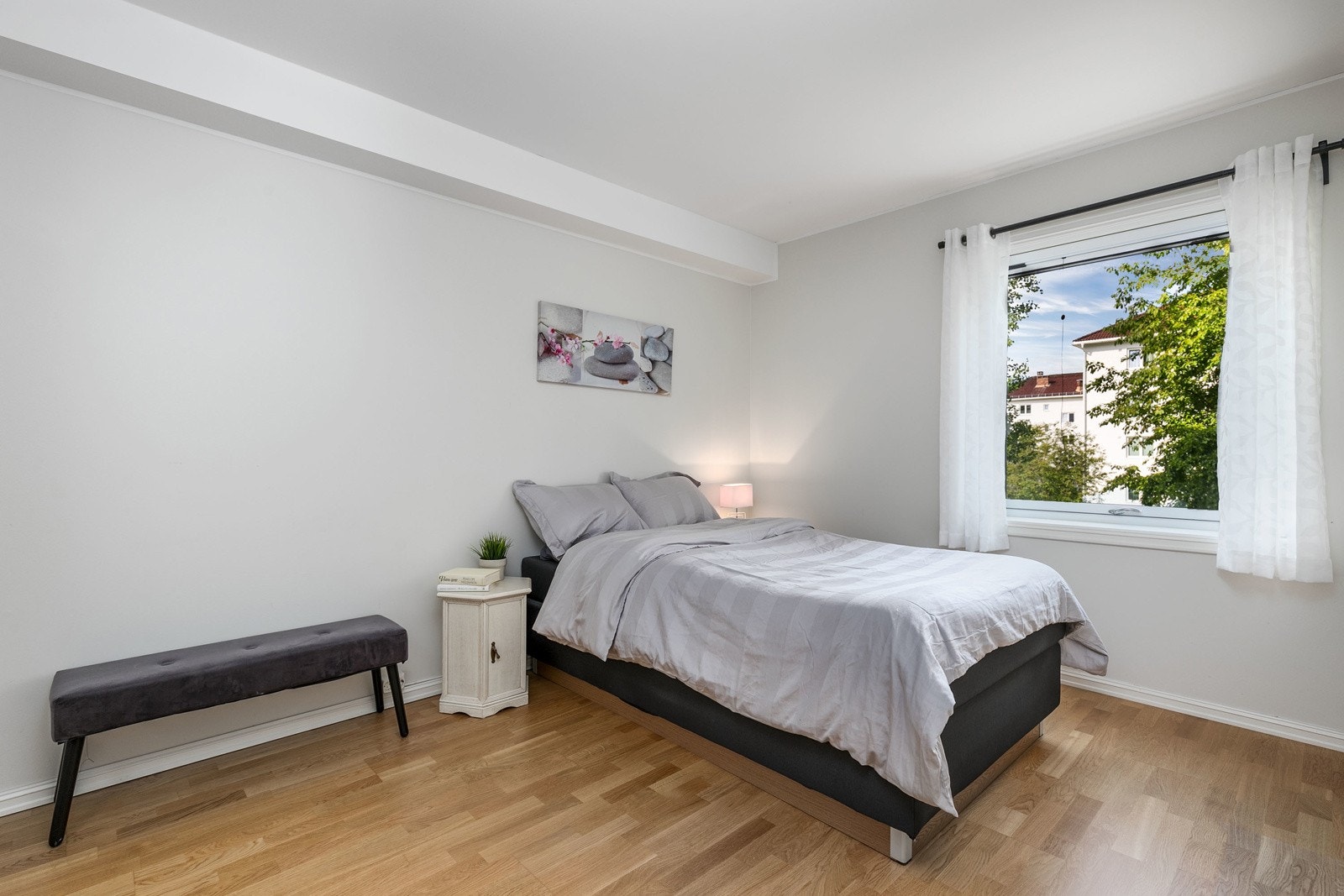 Hovedsoverommet har god plass til dobbeltseng med tilhørende nattbord på hver side Galleribilde