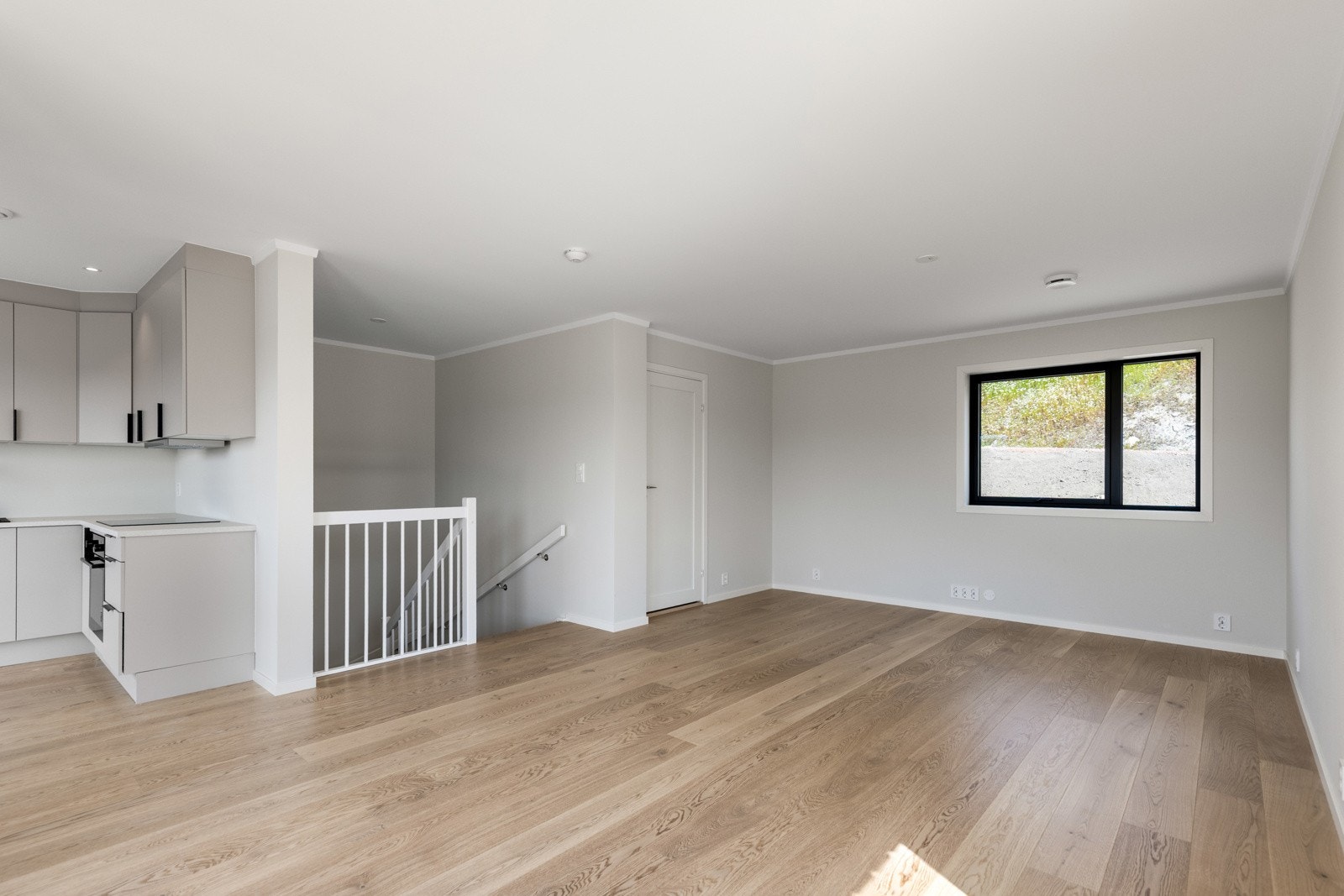 Kjøkkenet ligger elegant tilbaketrukket fra stuen. Galleribilde