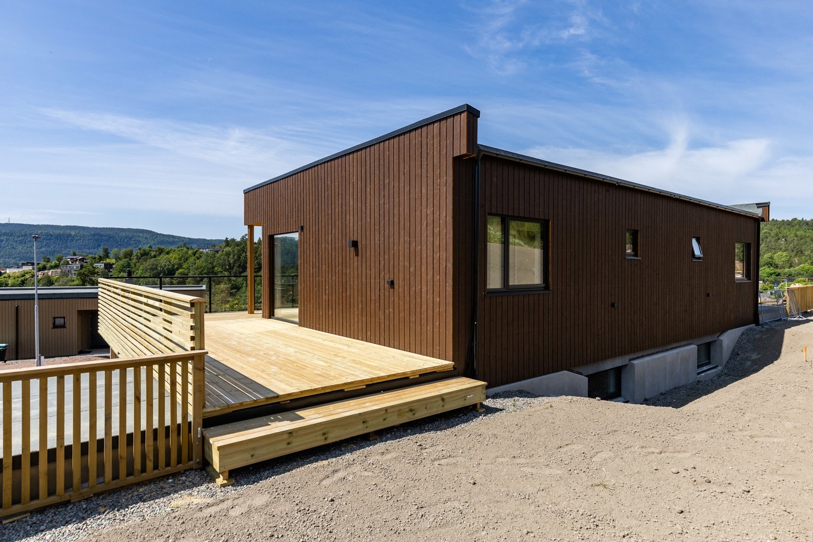 Det er også utgang til baksiden av huset fra terrassen. Galleribilde