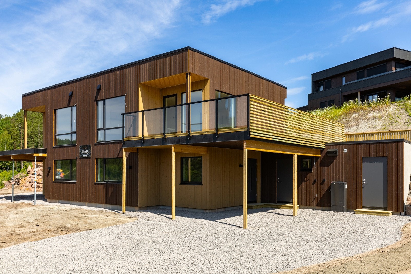 Det er parkering i carport, samt i gårdsplass. Galleribilde