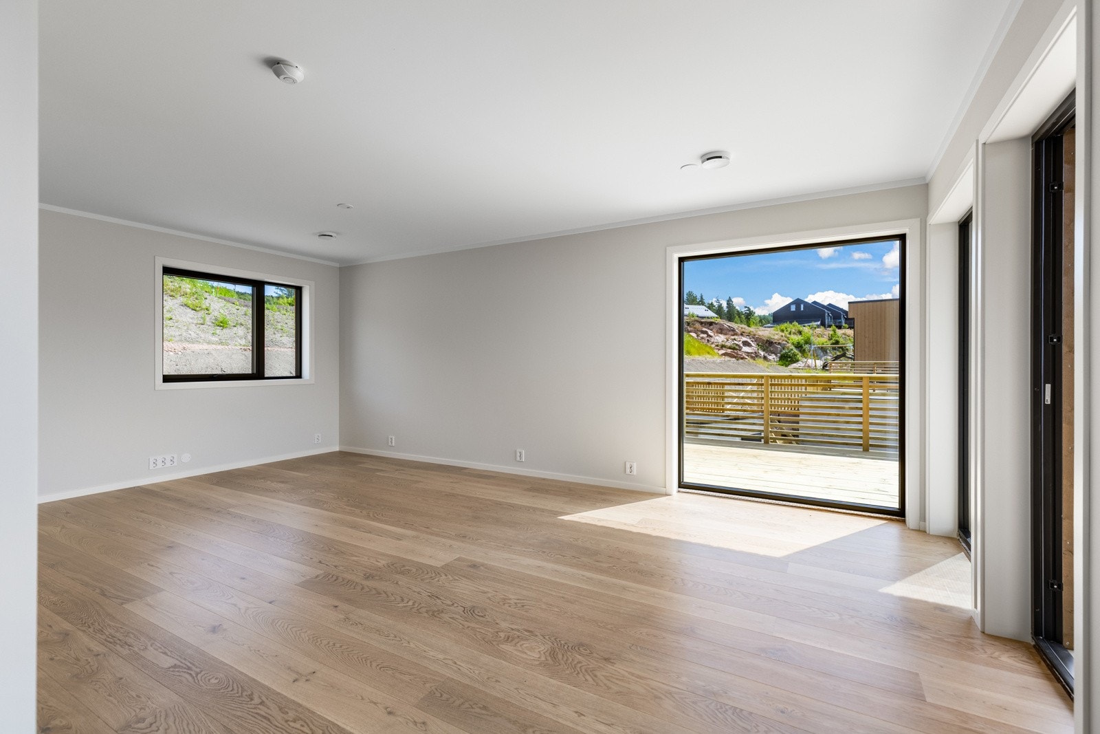 Stue med åpen løsning og god plass til møblering. Galleribilde