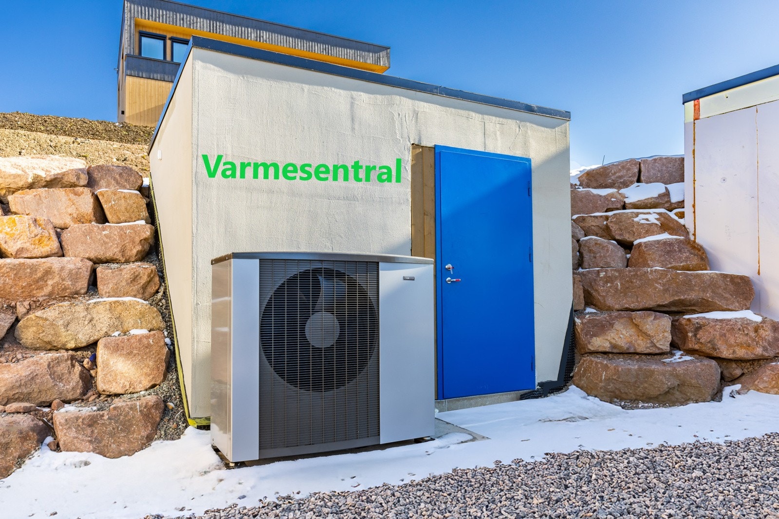 Det leveres en effektiv og smart varmepumpeløsning for å minimere energibehovet til romoppvarming og varmtvann. Galleribilde