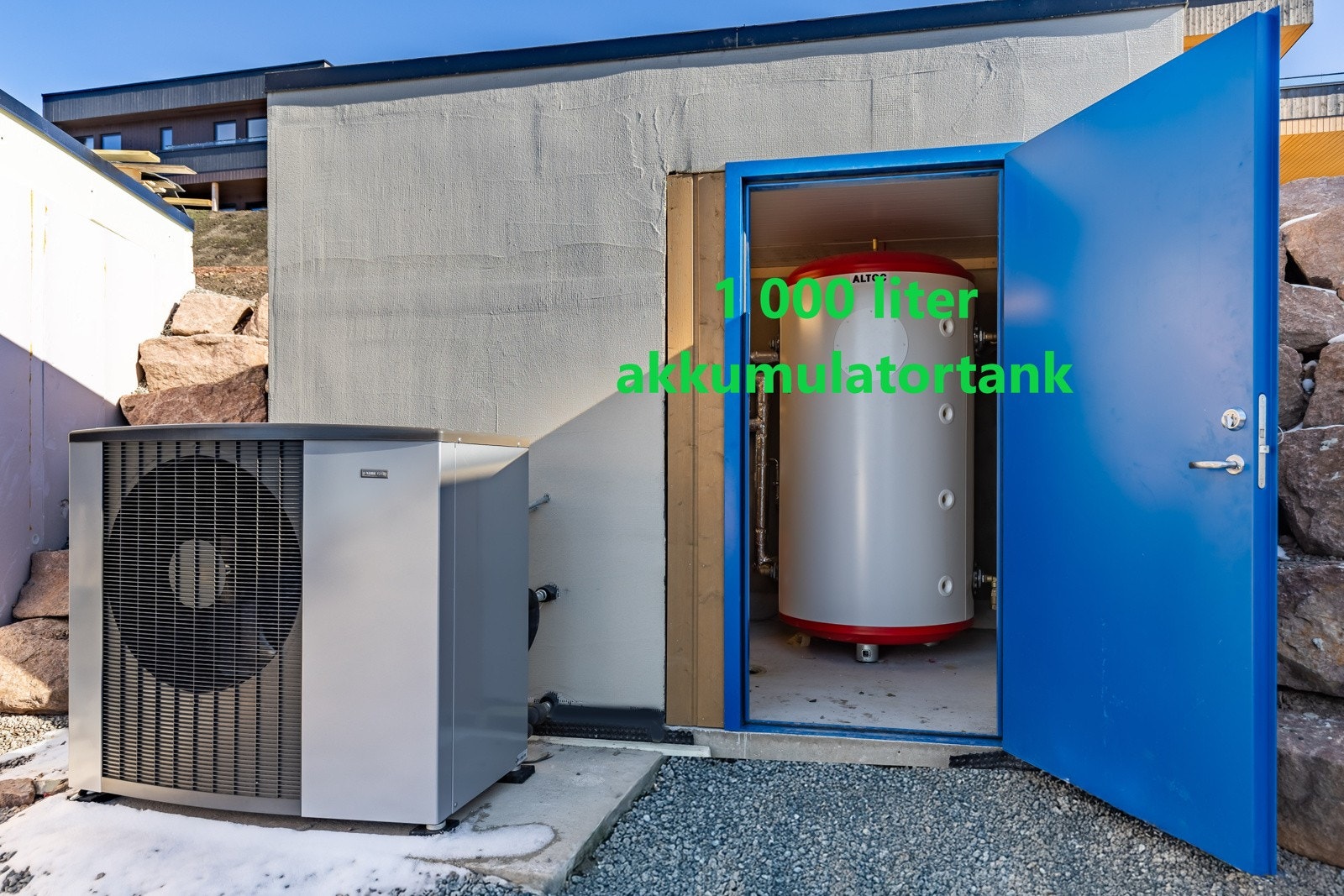 Varmepumpen er koblet til internett med tilgang til kommende døgns strømpriser, og kan automatisk legge driften til de timene hvor strømprisene er lavest og redusere energibruken når strømprisen er høy. Galleribilde