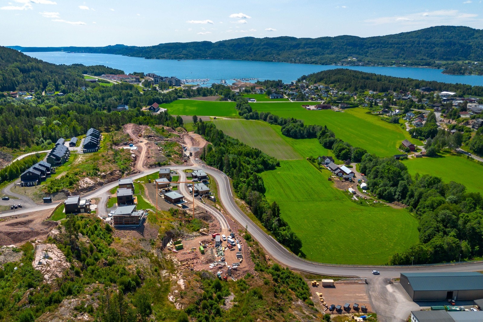Boligområde har nærhet til både skoler og barnehager, samt flere butikker. Galleribilde