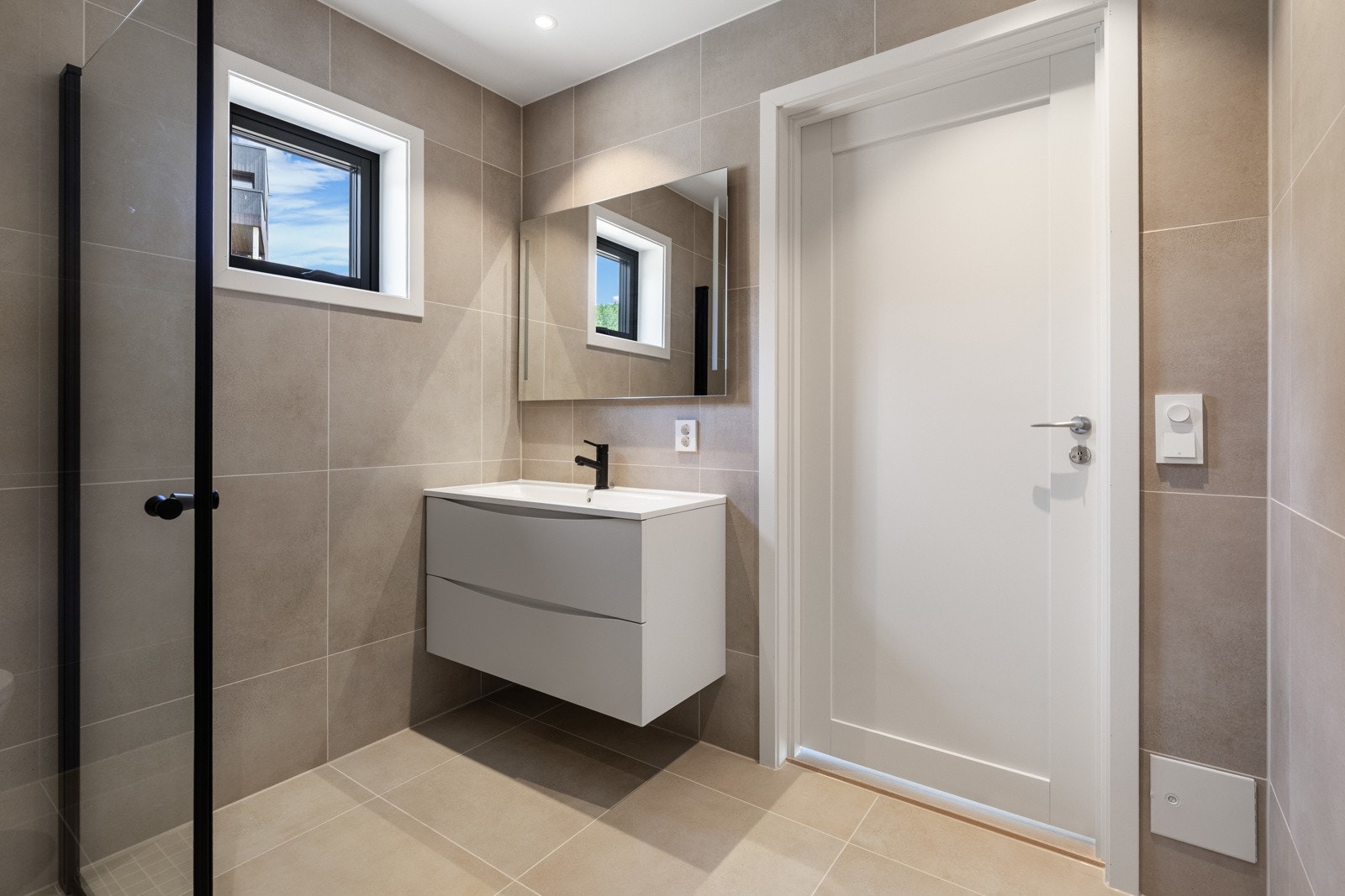 Dusjhjørne med sorte detaljer og takdusj. Galleribilde